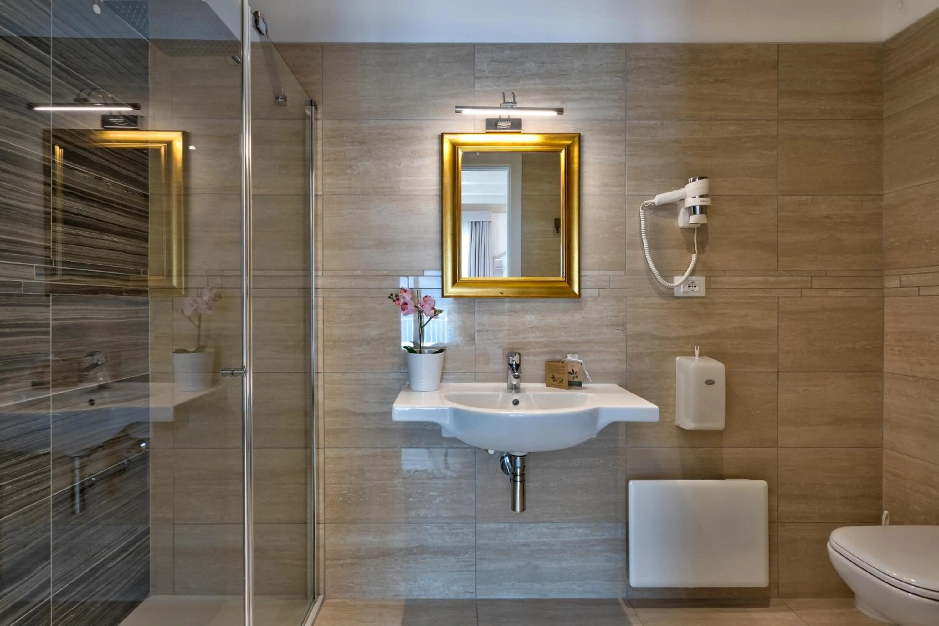 Shower in Hotel Riviera Panoramic Green Resort