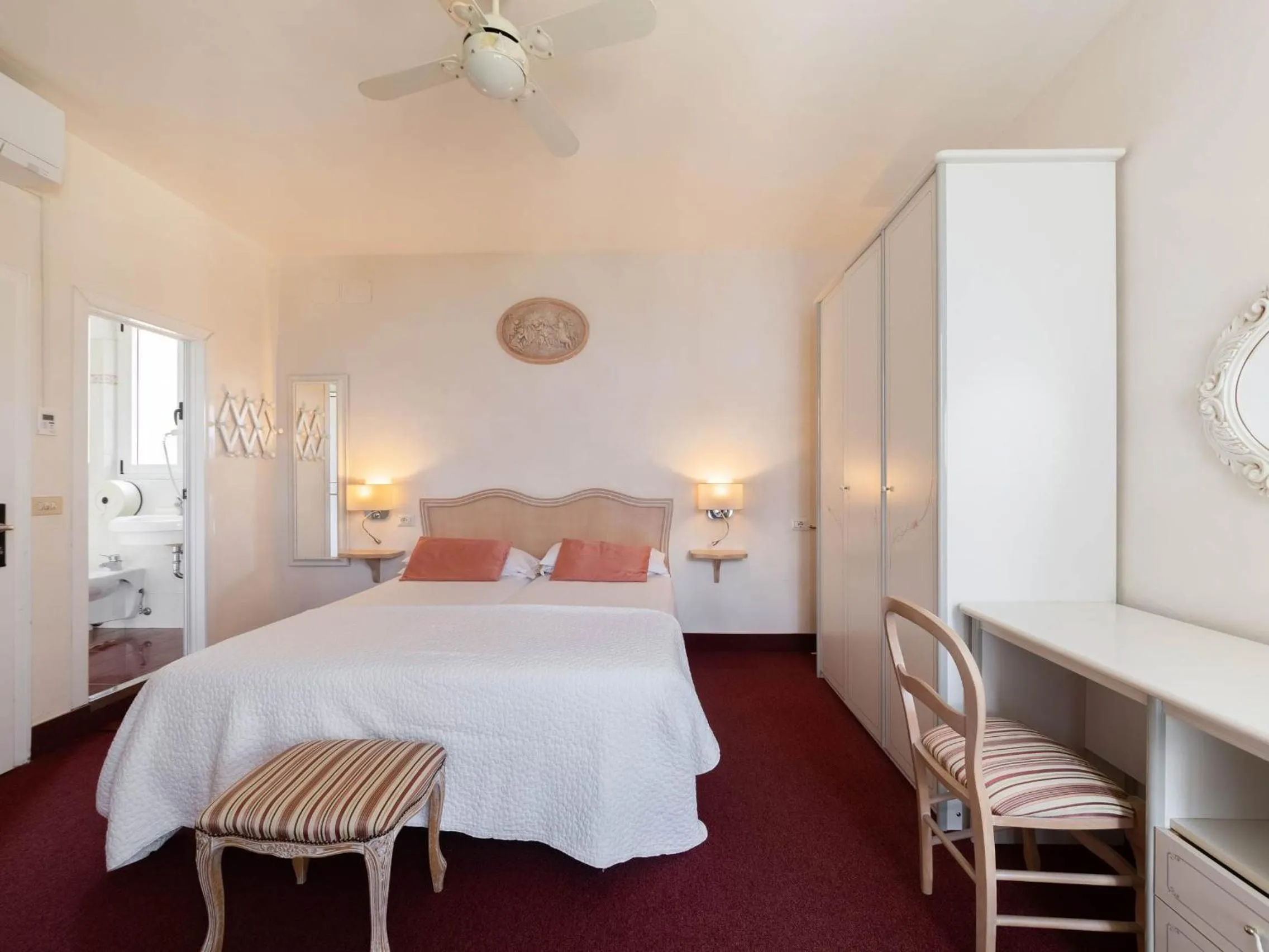 Bedroom, Bed in Hotel Riviera Panoramic Green Resort