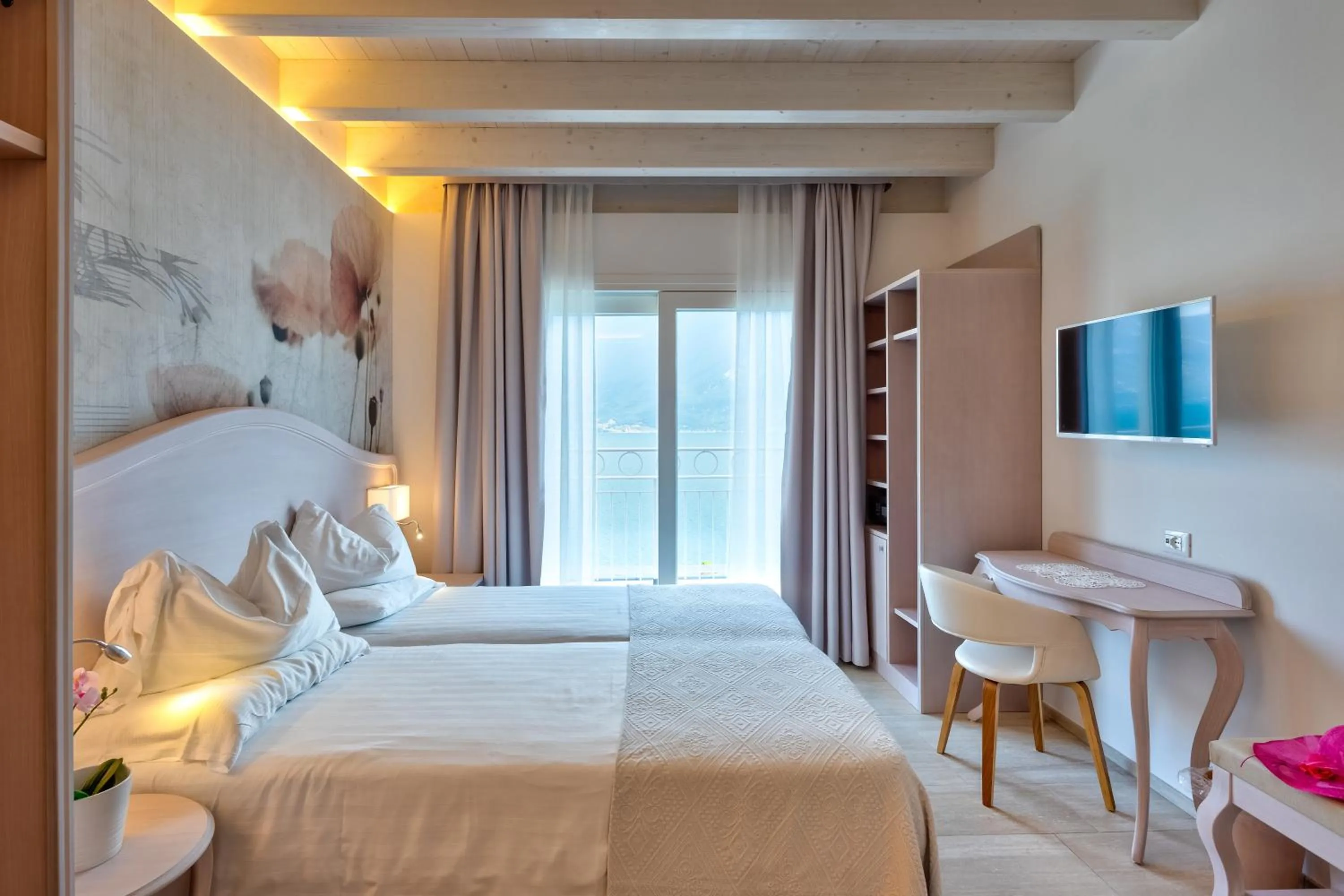 Photo of the whole room, Bed in Hotel Riviera Panoramic Green Resort