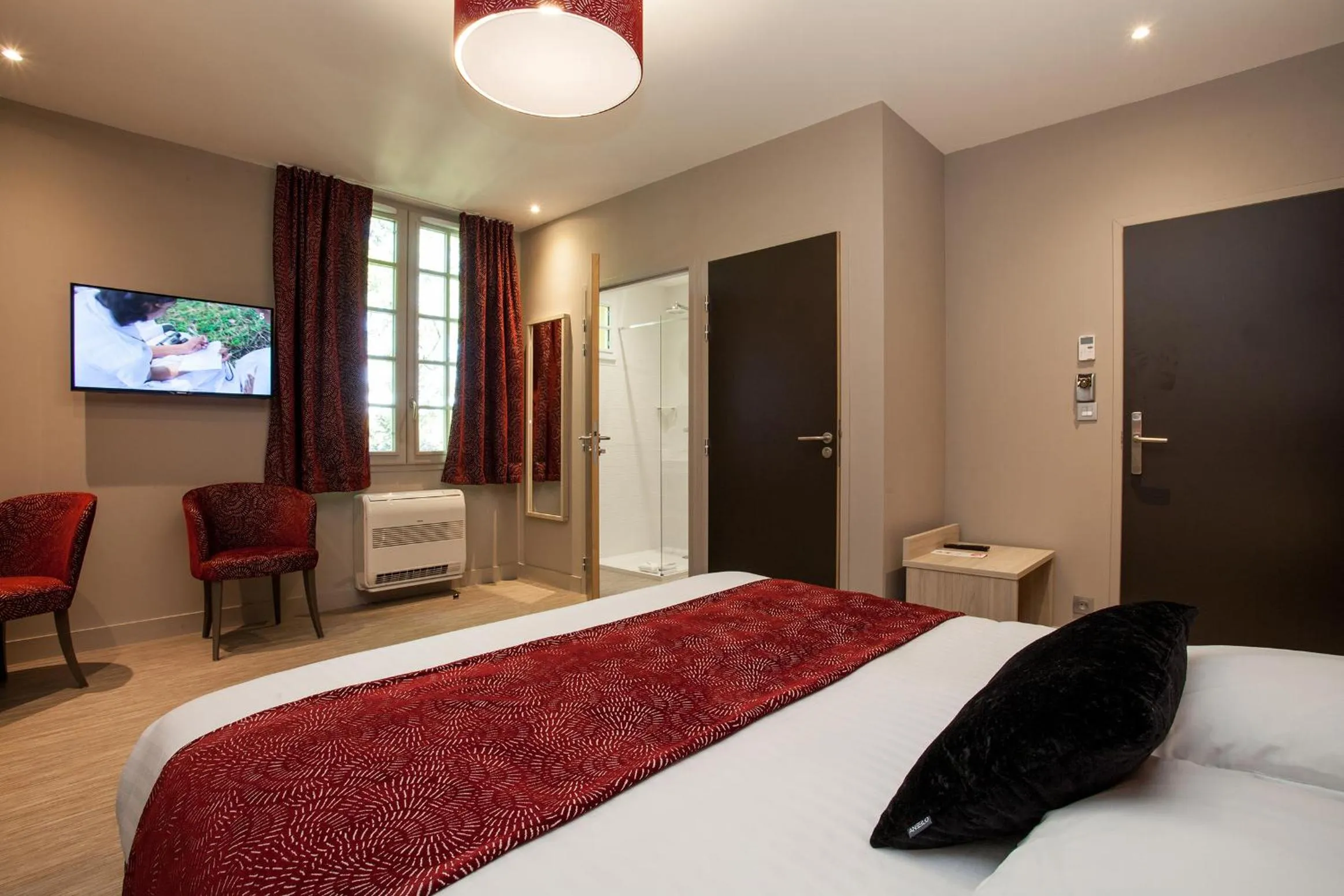 Property building, Bed in Hôtel La Hoirie