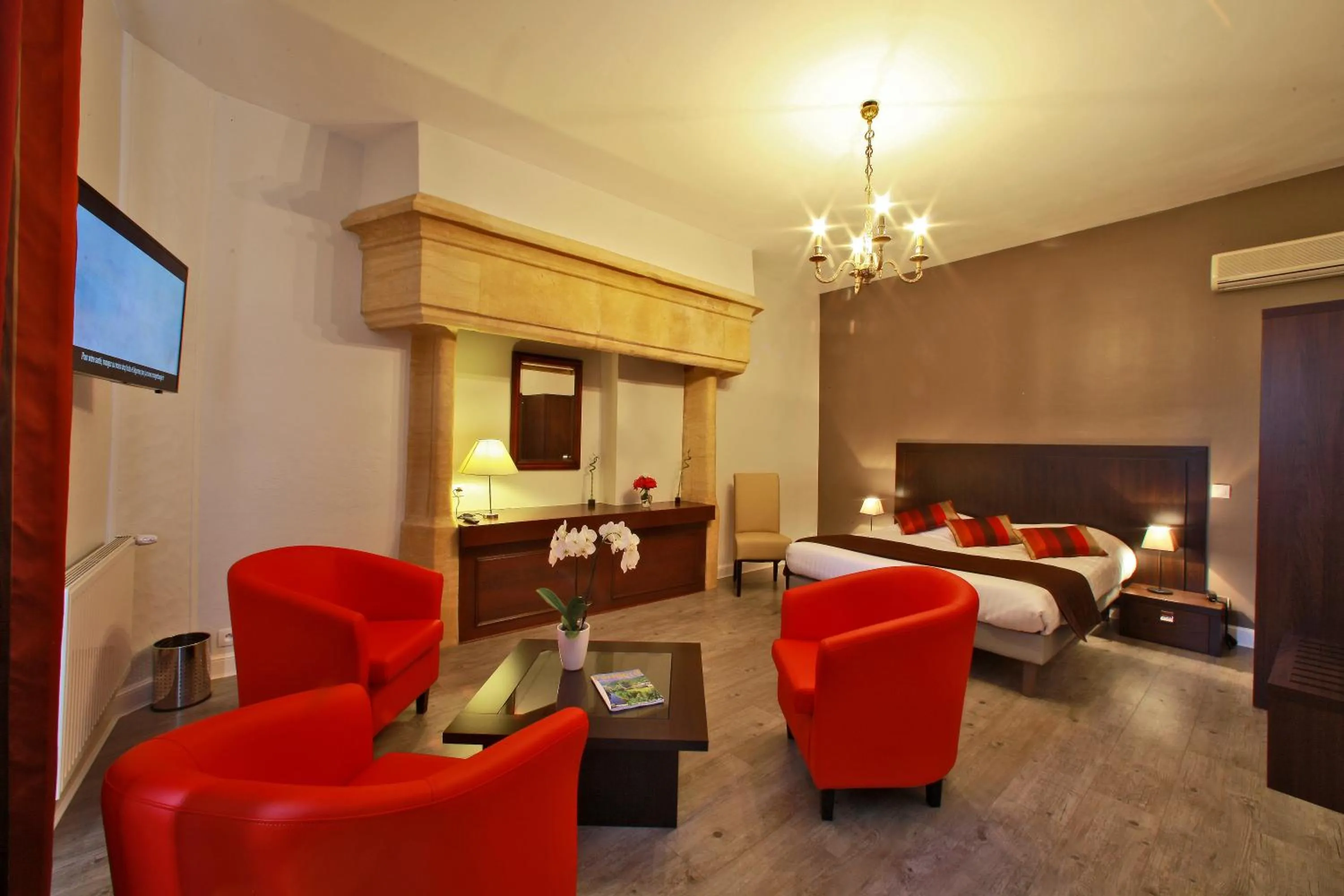 Photo of the whole room, Bed in Hôtel La Hoirie