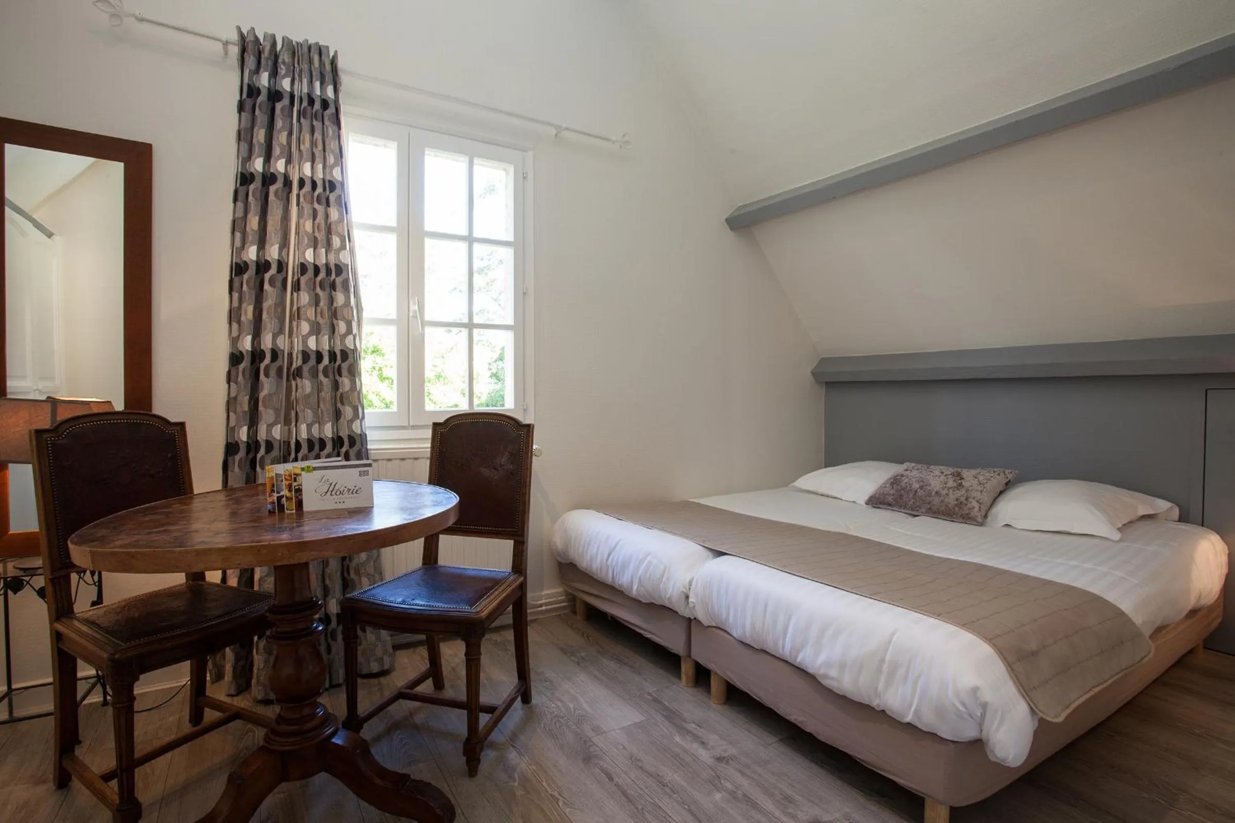 Property building, Bed in Hôtel La Hoirie