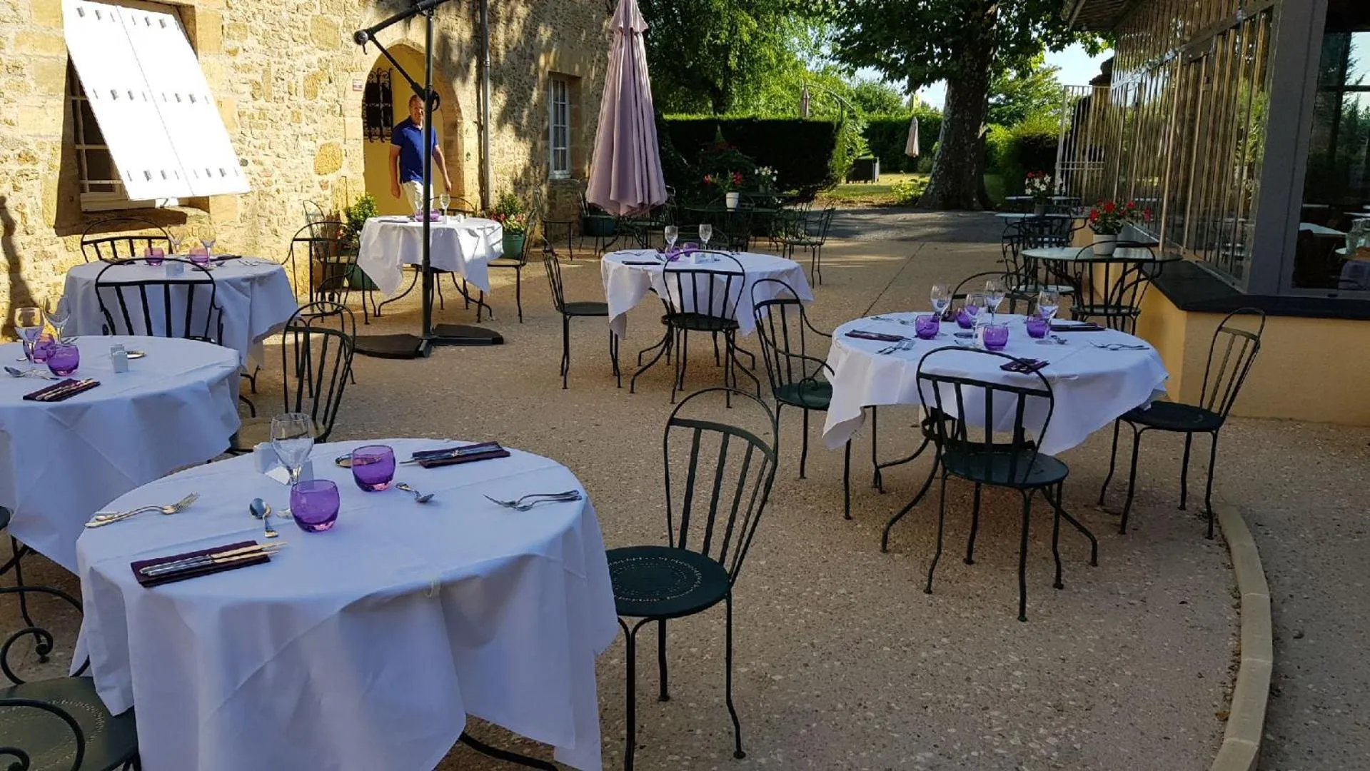 Patio in Hôtel La Hoirie