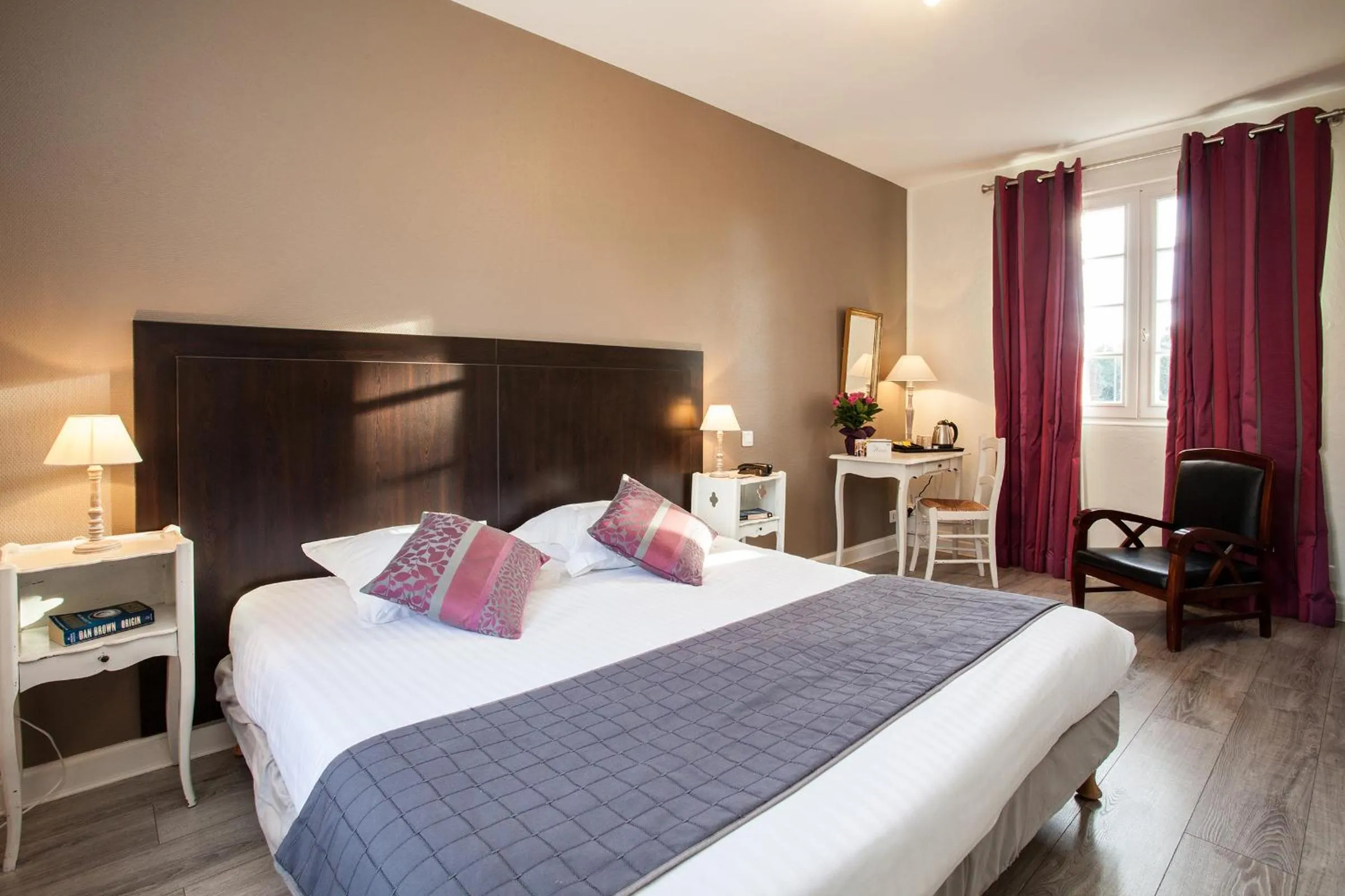 Property building, Bed in Hôtel La Hoirie