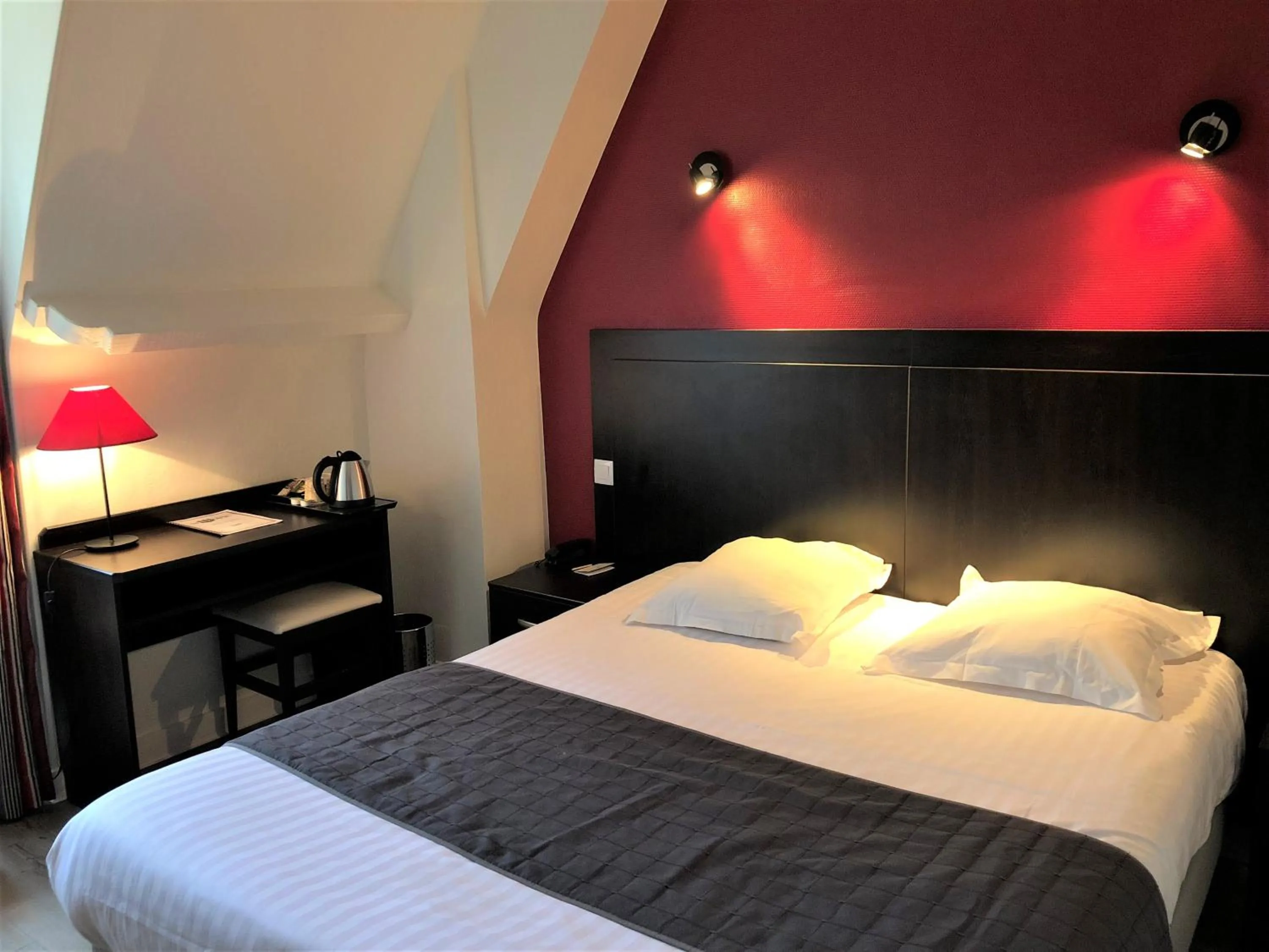 Property building, Bed in Hôtel La Hoirie