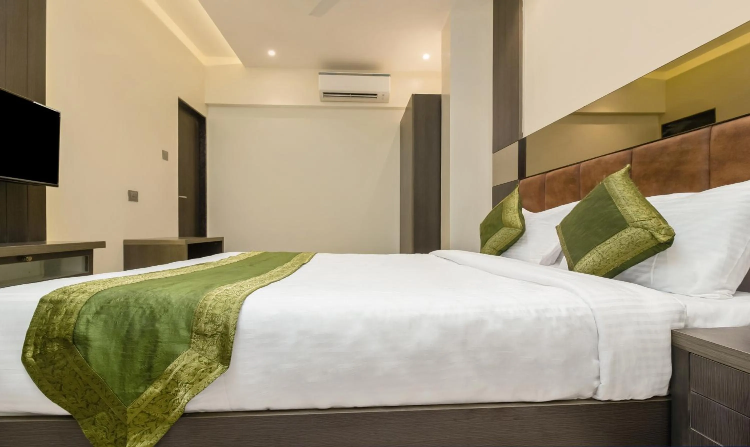 Bed in Hotel Oyster Suite Andheri West