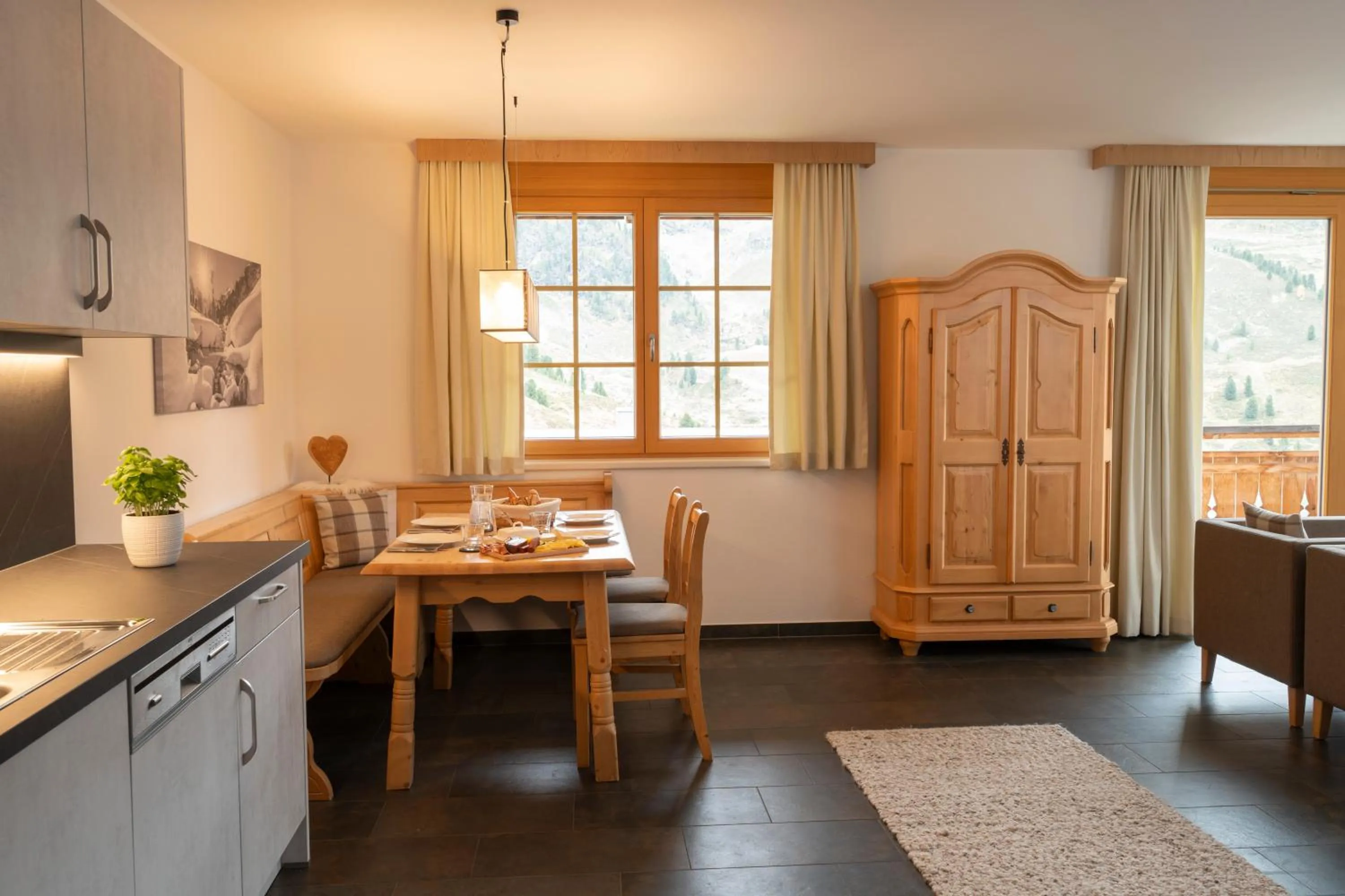 Dining area in AlpinLodges Kühtai