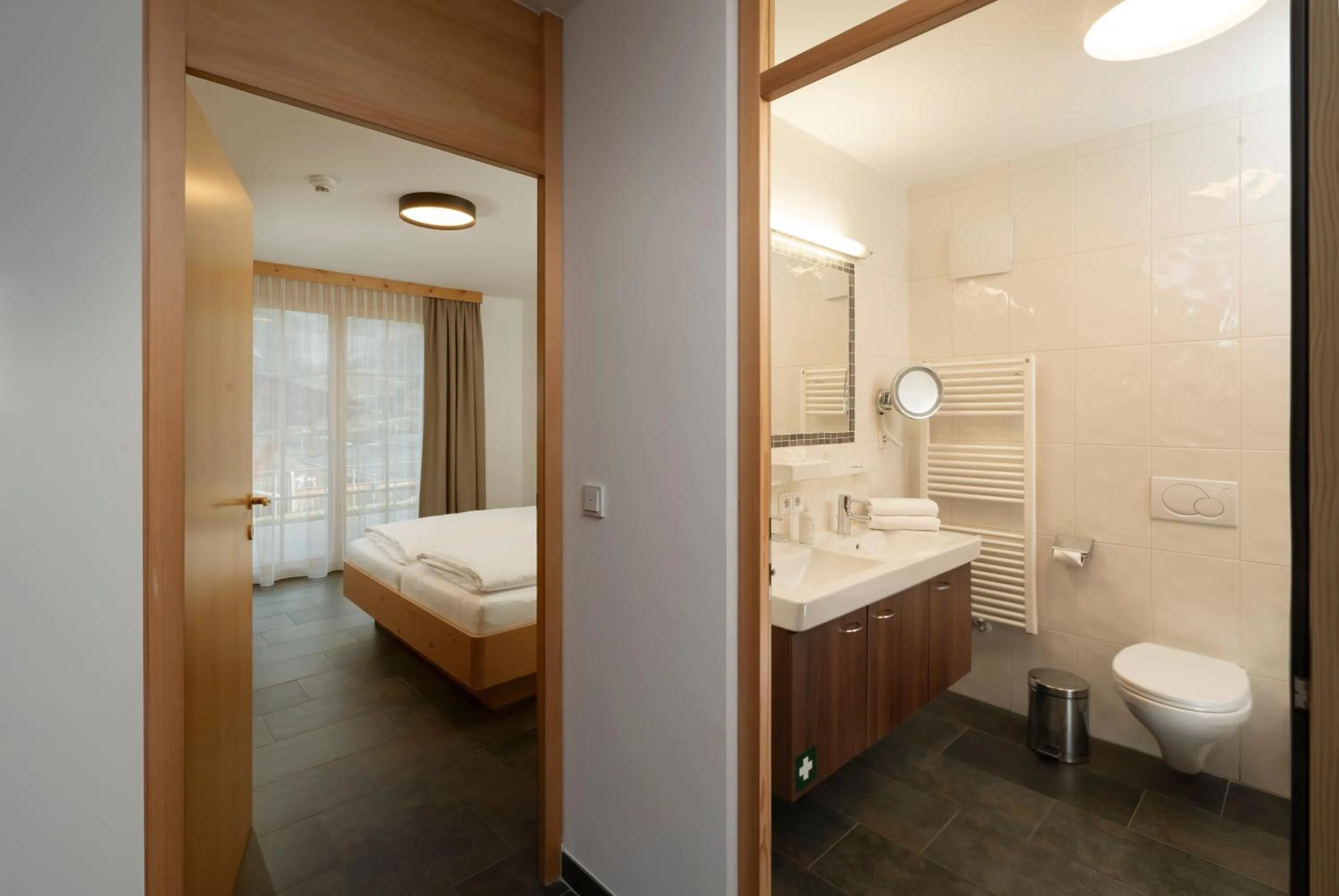 Bathroom, Bed in AlpinLodges Kühtai