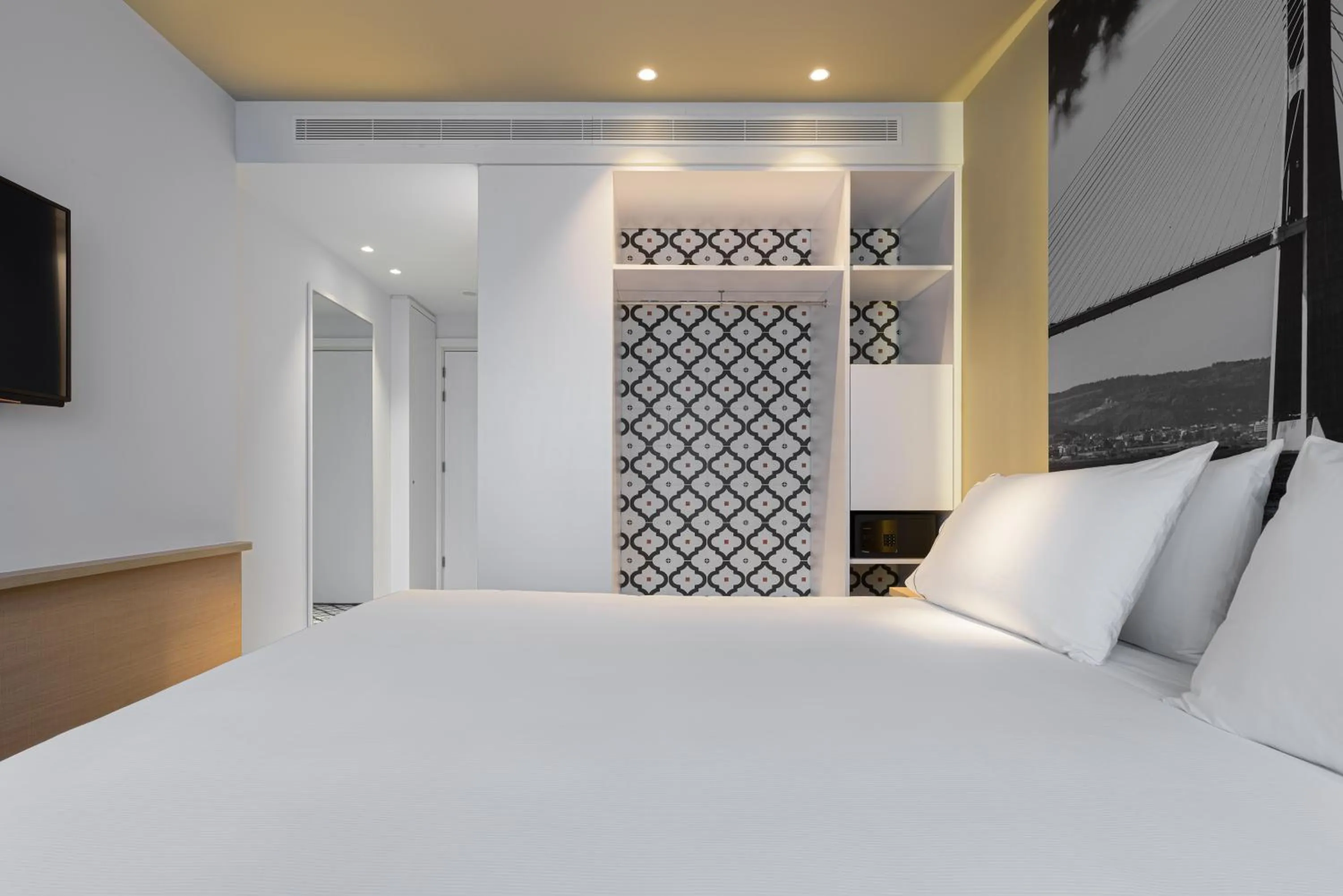 Bed in Ikonik Lisboa