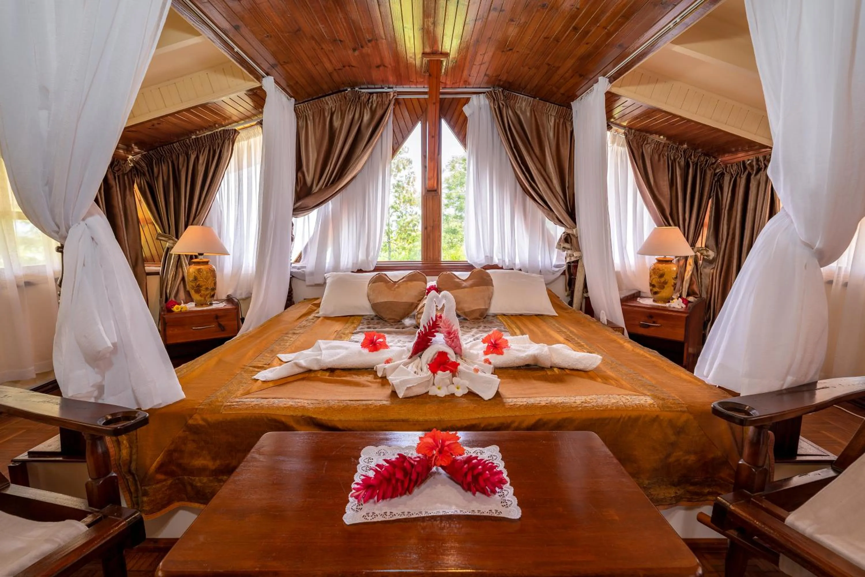 Photo of the whole room, Bed in Carana Hilltop Villa Seychelles