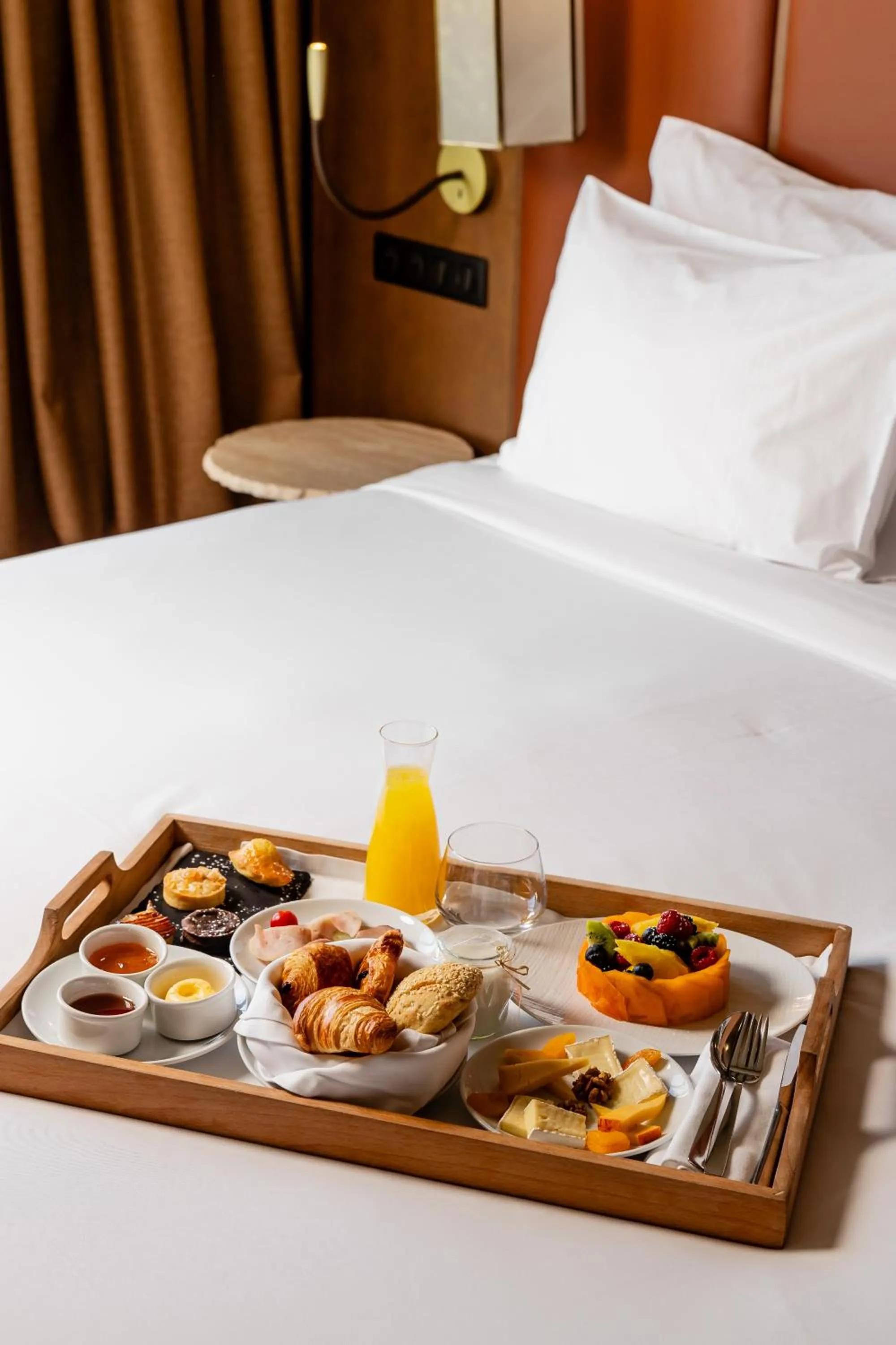 Breakfast, Bed in Hotel Sahrai