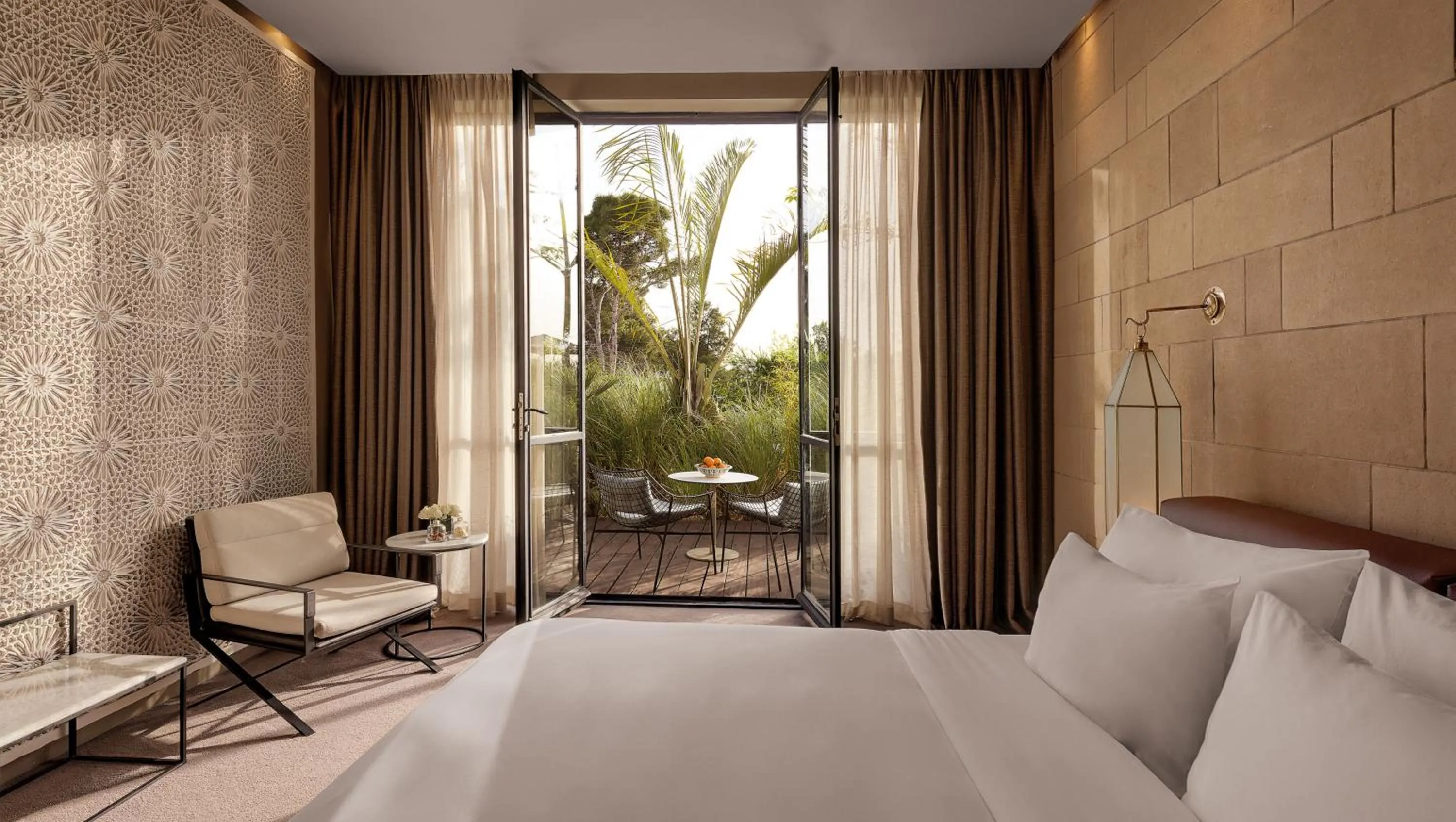 Balcony/Terrace, Bed in Hotel Sahrai