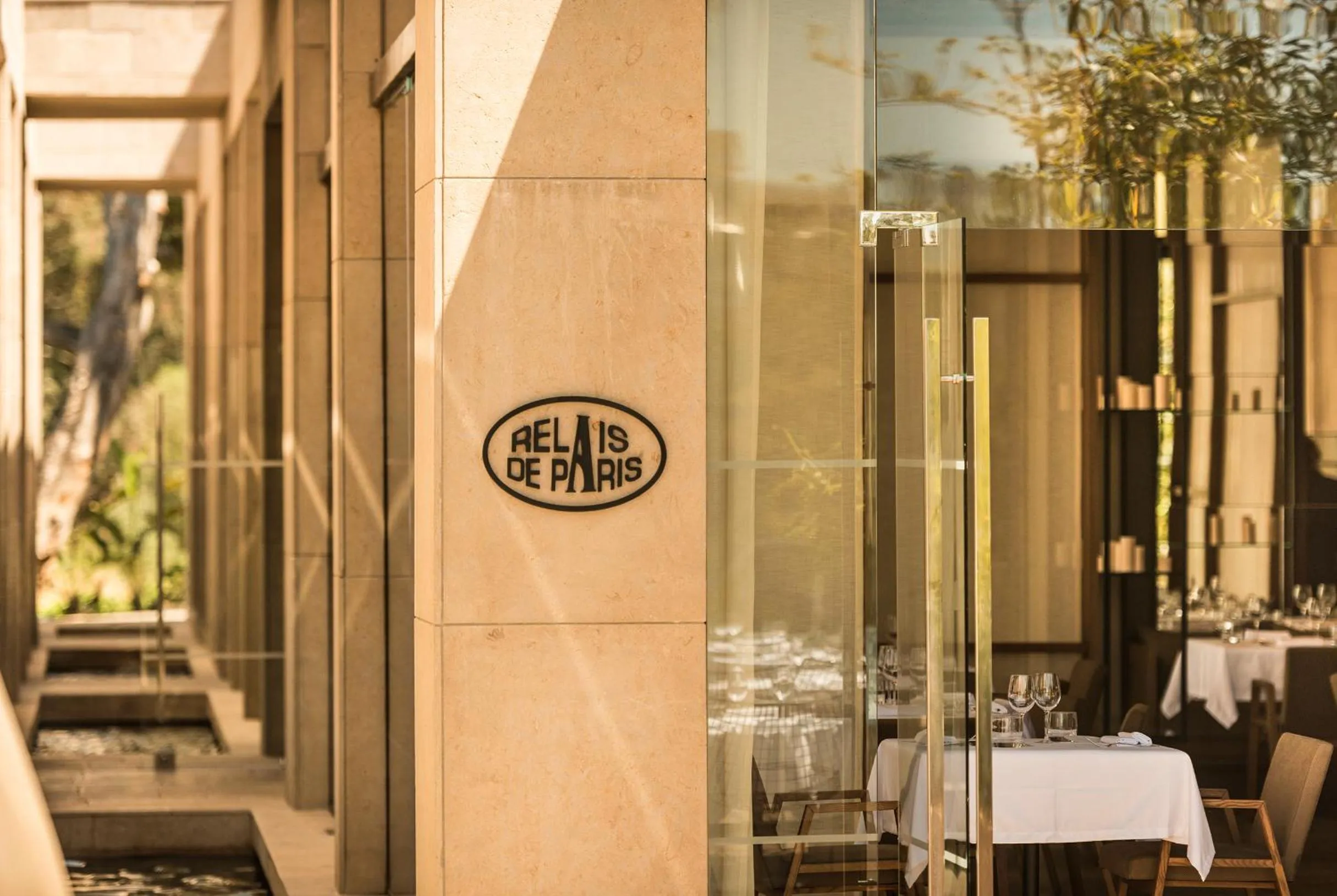 Restaurant/places to eat in Hotel Sahrai