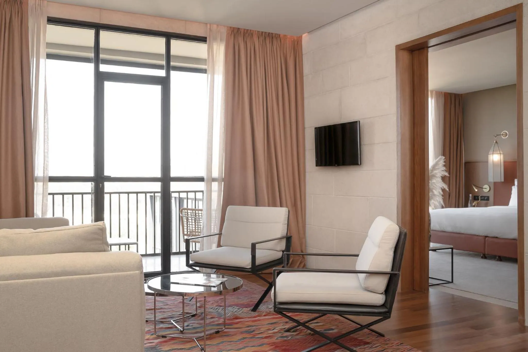 Living room, Bed in Hotel Sahrai