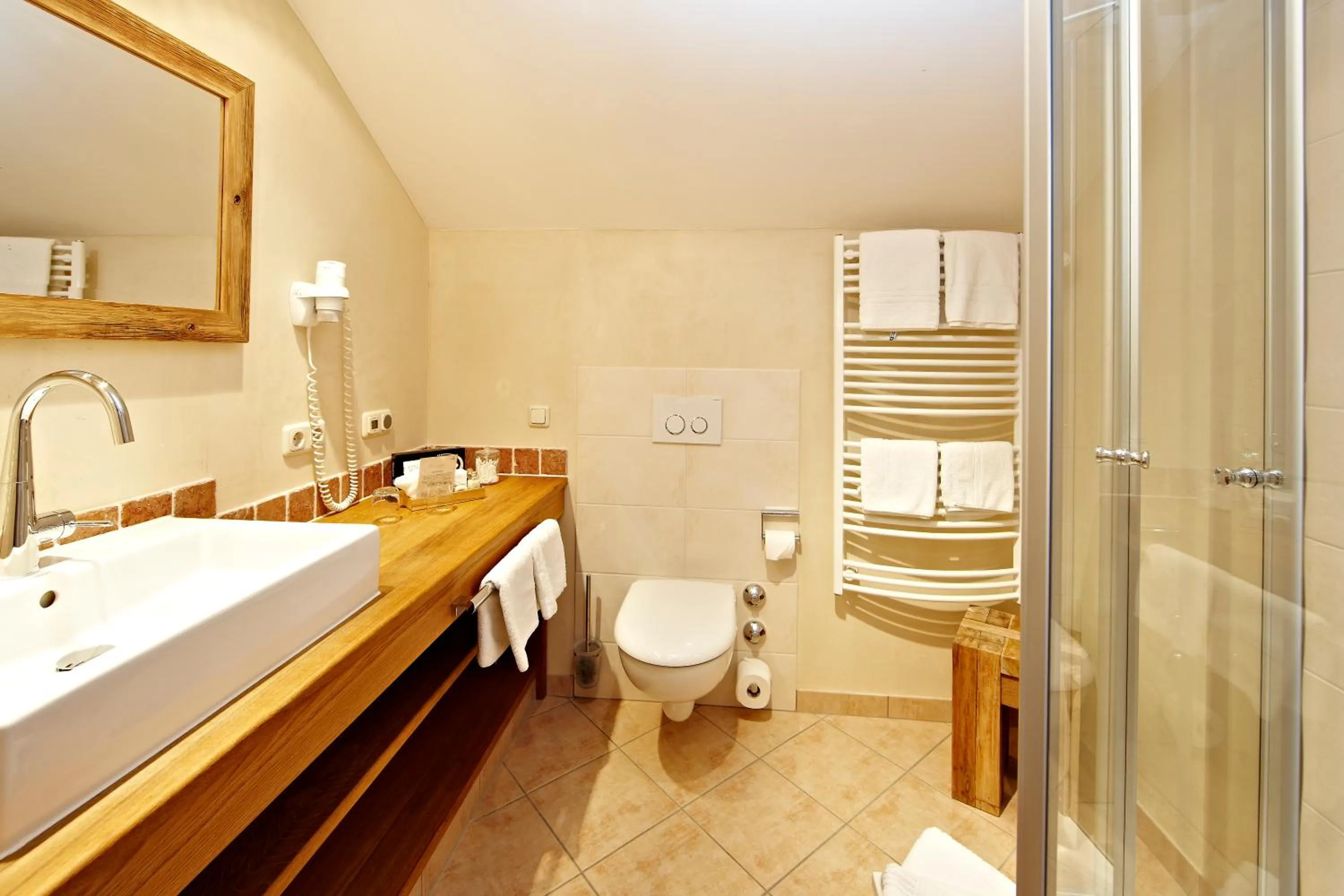 Bathroom in Staudacherhof in Garmisch-Partenkirchen I Blick aufs Zugspitzmassiv I einzigartige Bayurvida Küche