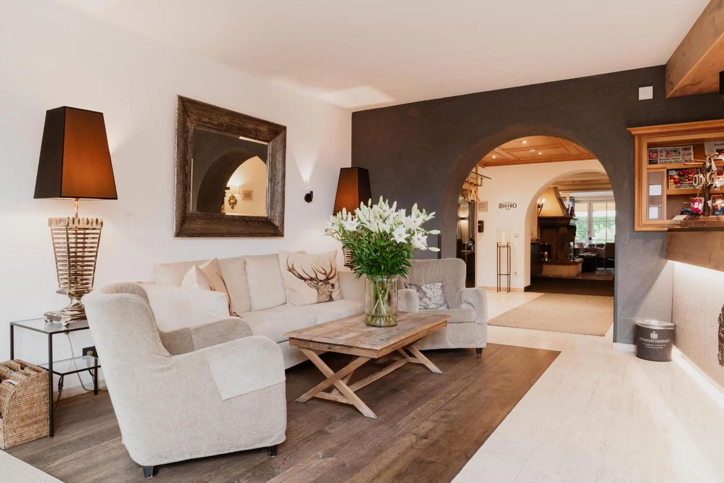 Seating area in Staudacherhof in Garmisch-Partenkirchen I Blick aufs Zugspitzmassiv I einzigartige Bayurvida Küche