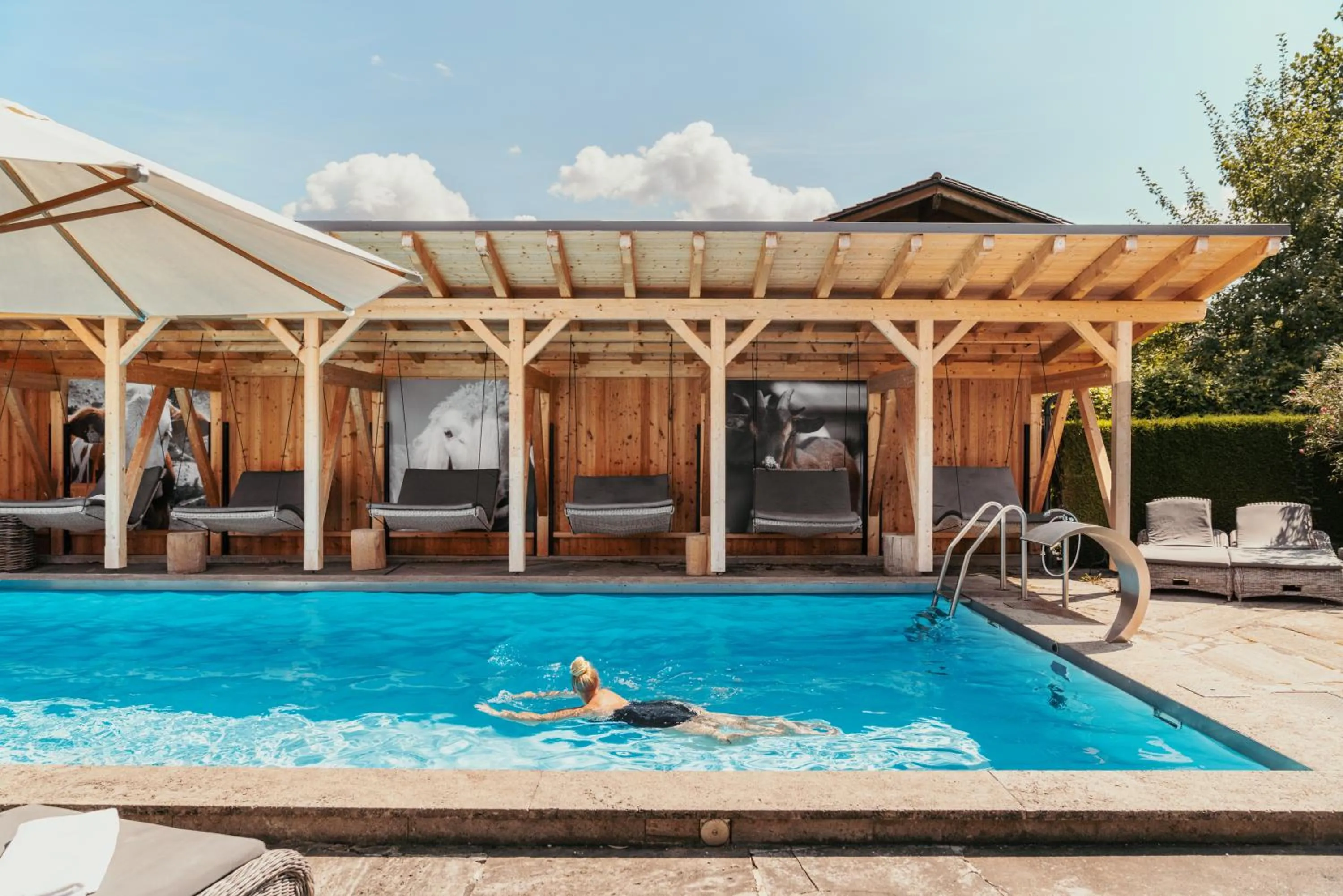 Swimming pool in Staudacherhof in Garmisch-Partenkirchen I Blick aufs Zugspitzmassiv I einzigartige Bayurvida Küche
