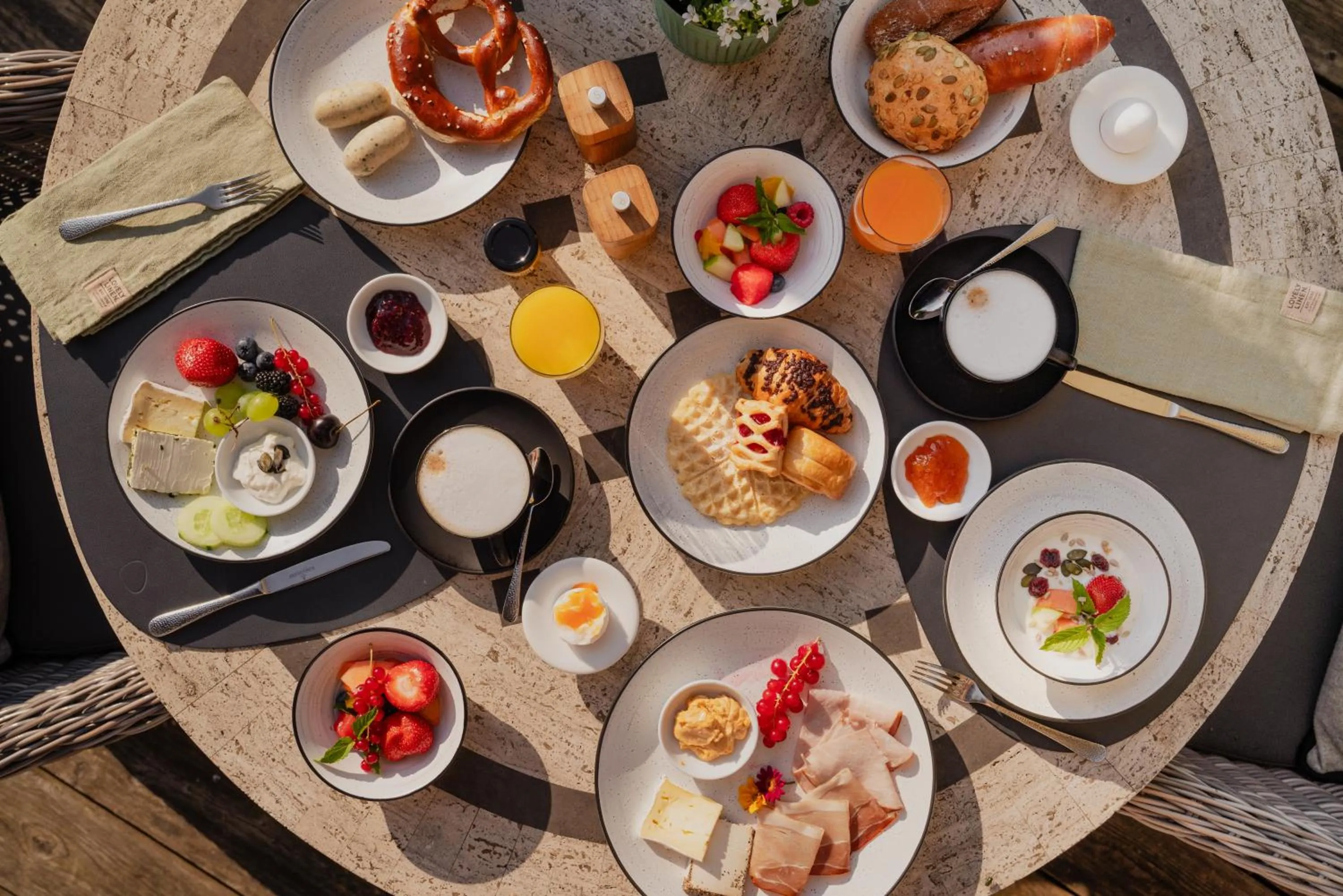 Breakfast in Staudacherhof in Garmisch-Partenkirchen I Blick aufs Zugspitzmassiv I einzigartige Bayurvida Küche