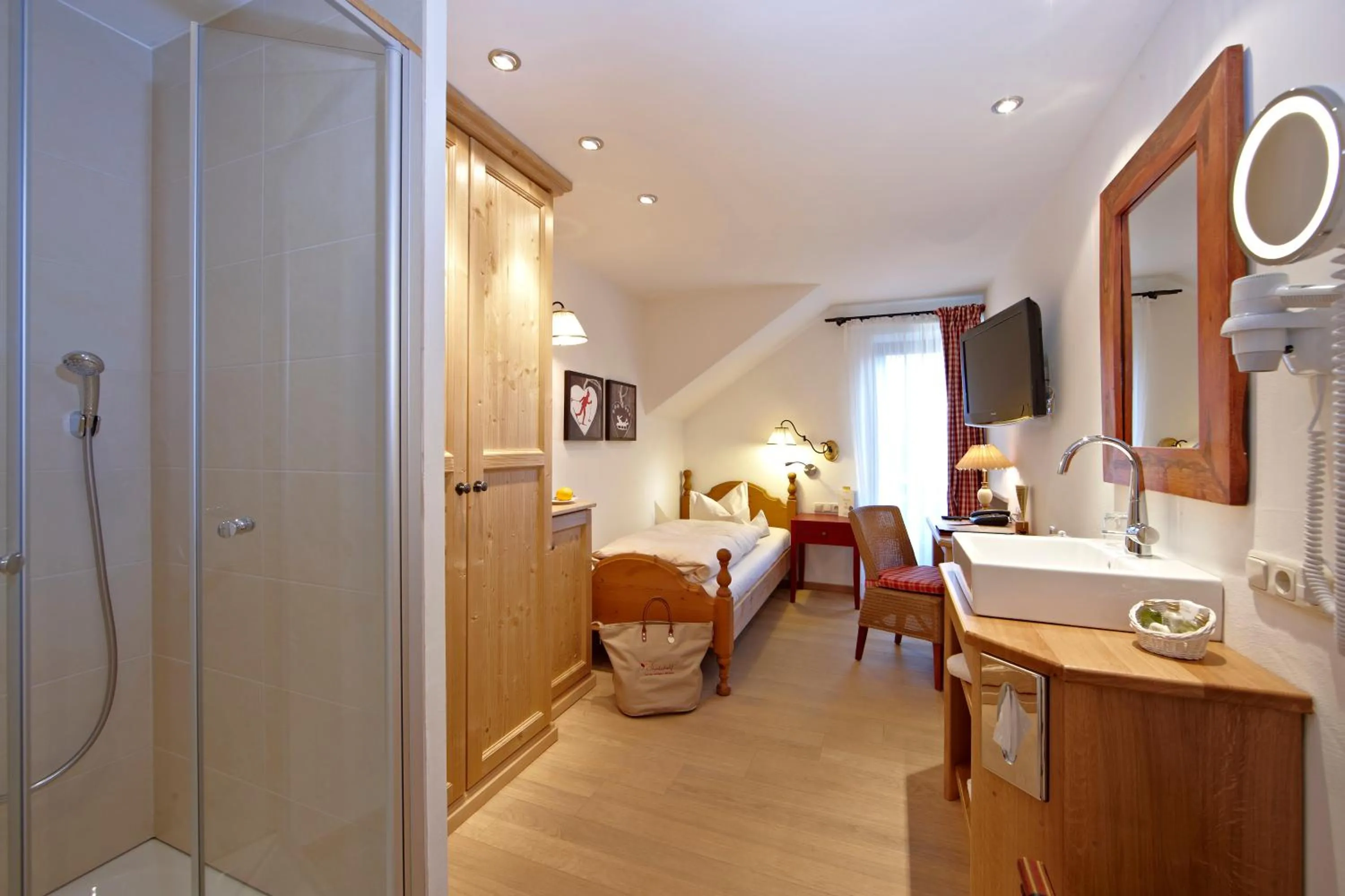 Photo of the whole room in Staudacherhof in Garmisch-Partenkirchen I Blick aufs Zugspitzmassiv I einzigartige Bayurvida Küche