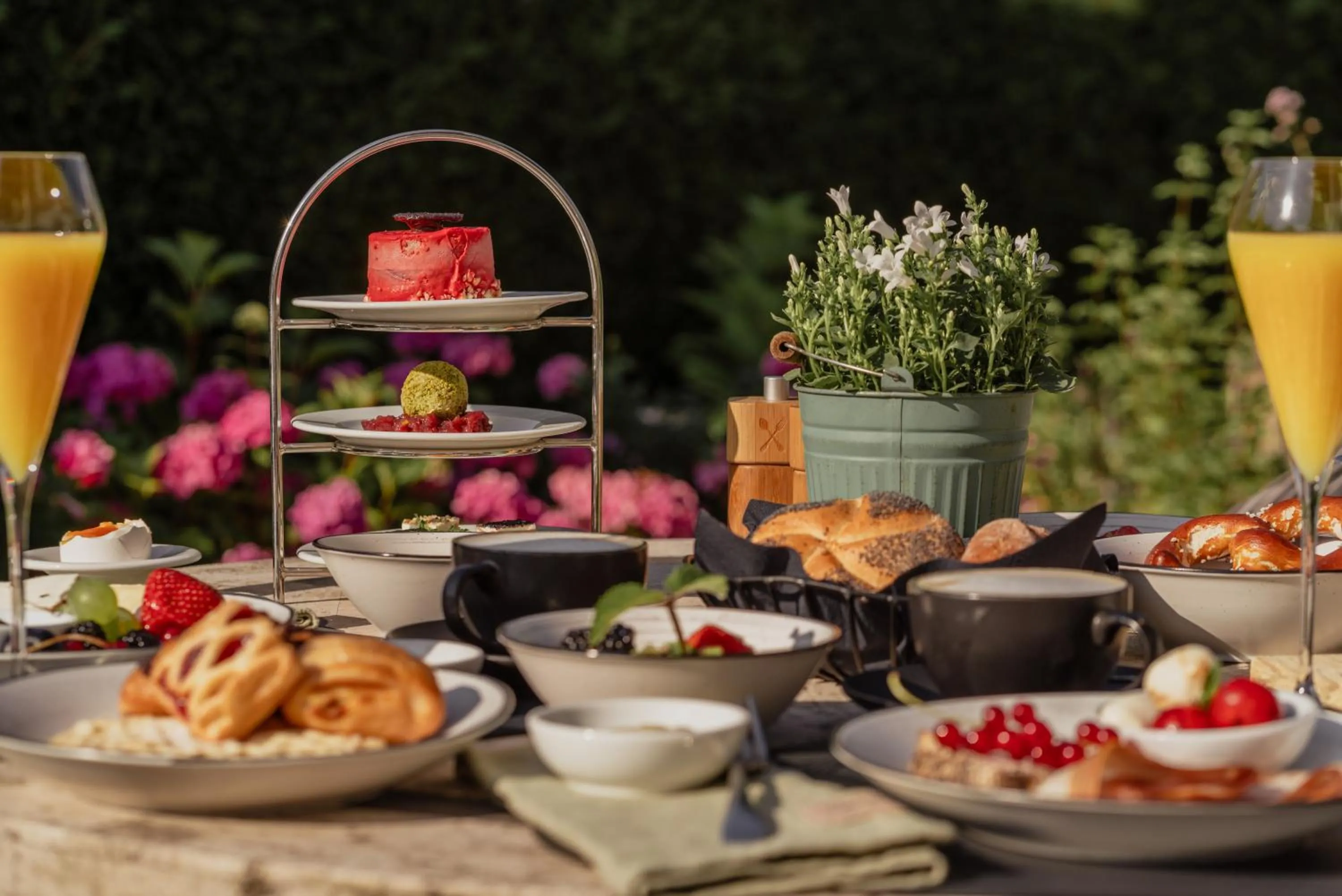 Breakfast in Staudacherhof in Garmisch-Partenkirchen I Blick aufs Zugspitzmassiv I einzigartige Bayurvida Küche