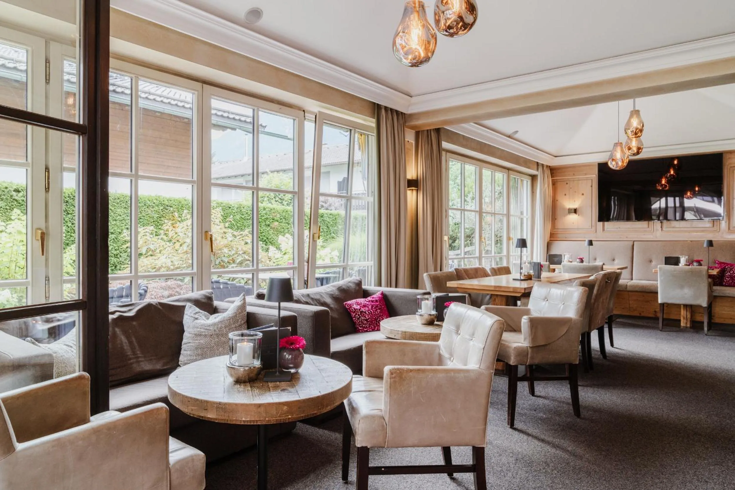 Lobby or reception in Staudacherhof in Garmisch-Partenkirchen I Blick aufs Zugspitzmassiv I einzigartige Bayurvida Küche