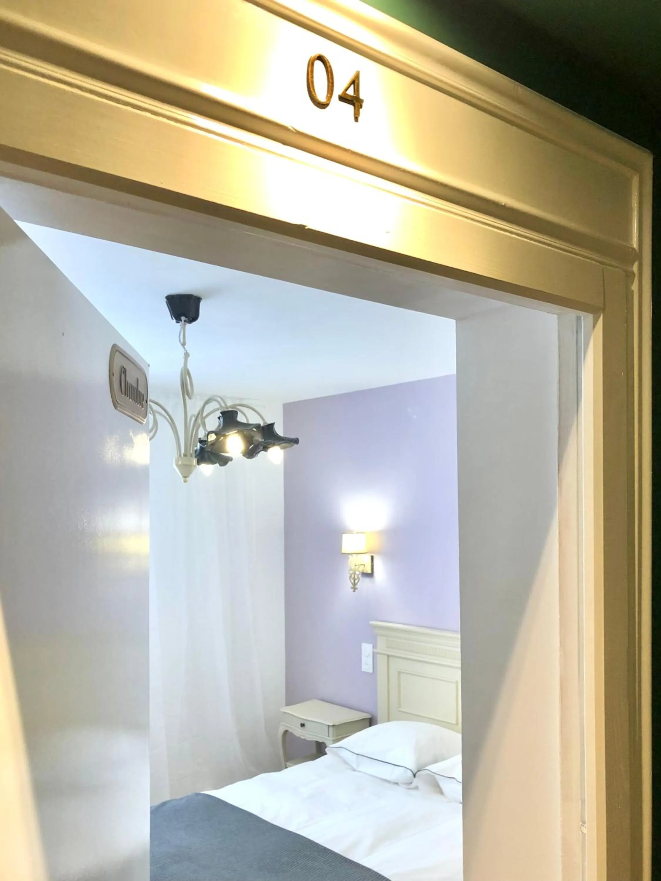 Photo of the whole room, Bed in Hôtel D’Artiste