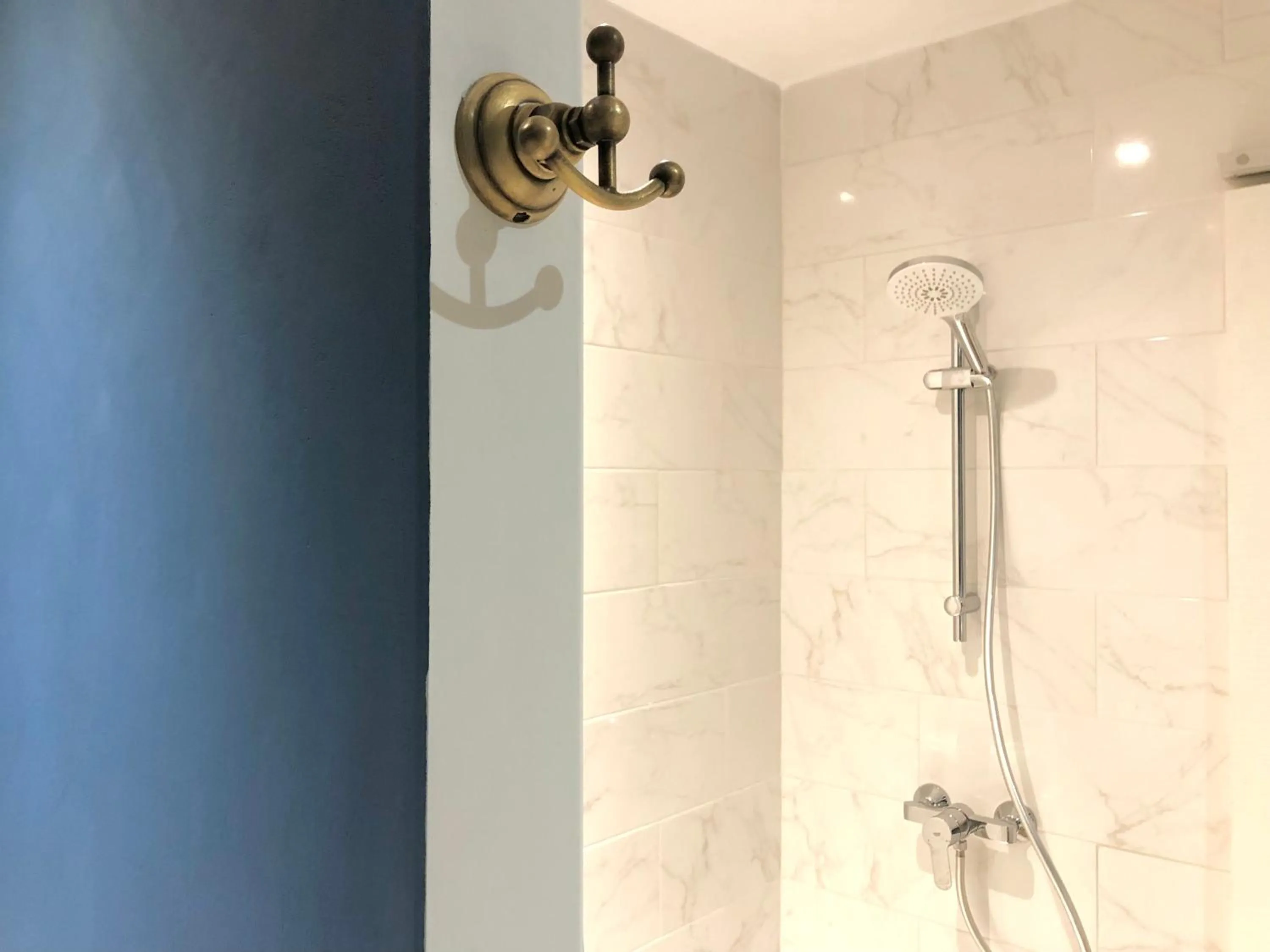 Shower in Hôtel D’Artiste