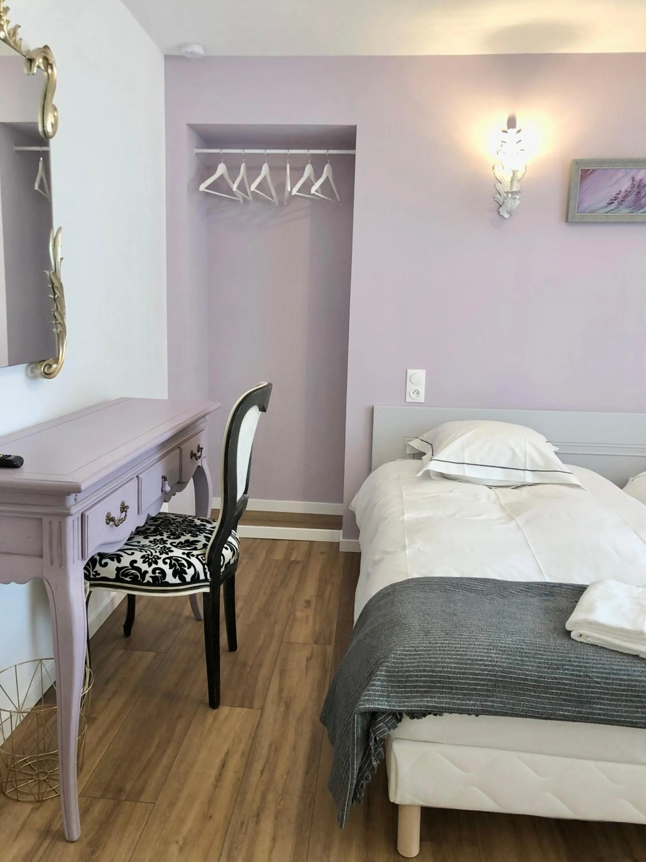 Photo of the whole room, Bed in Hôtel D’Artiste