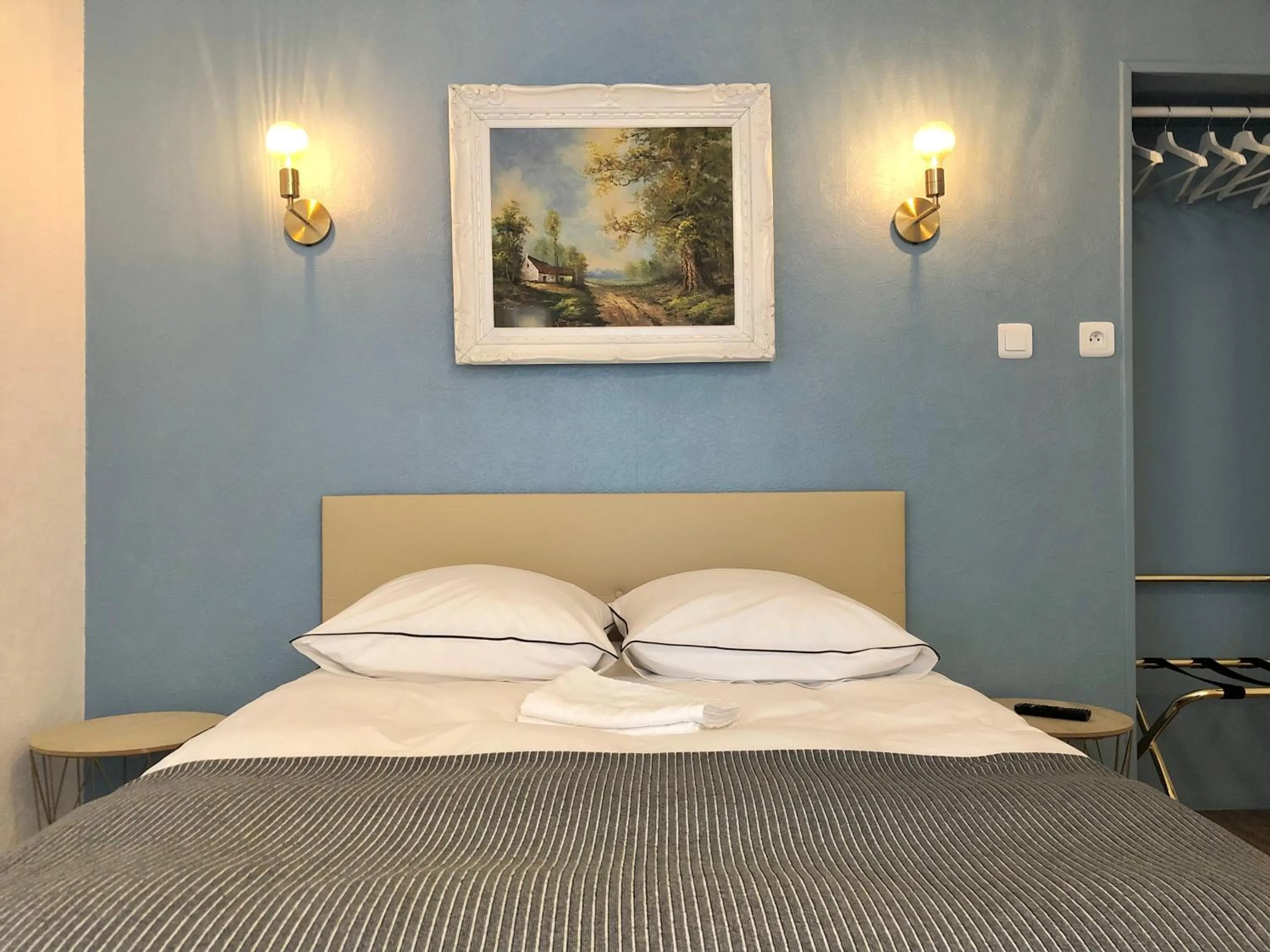 Photo of the whole room, Bed in Hôtel D’Artiste