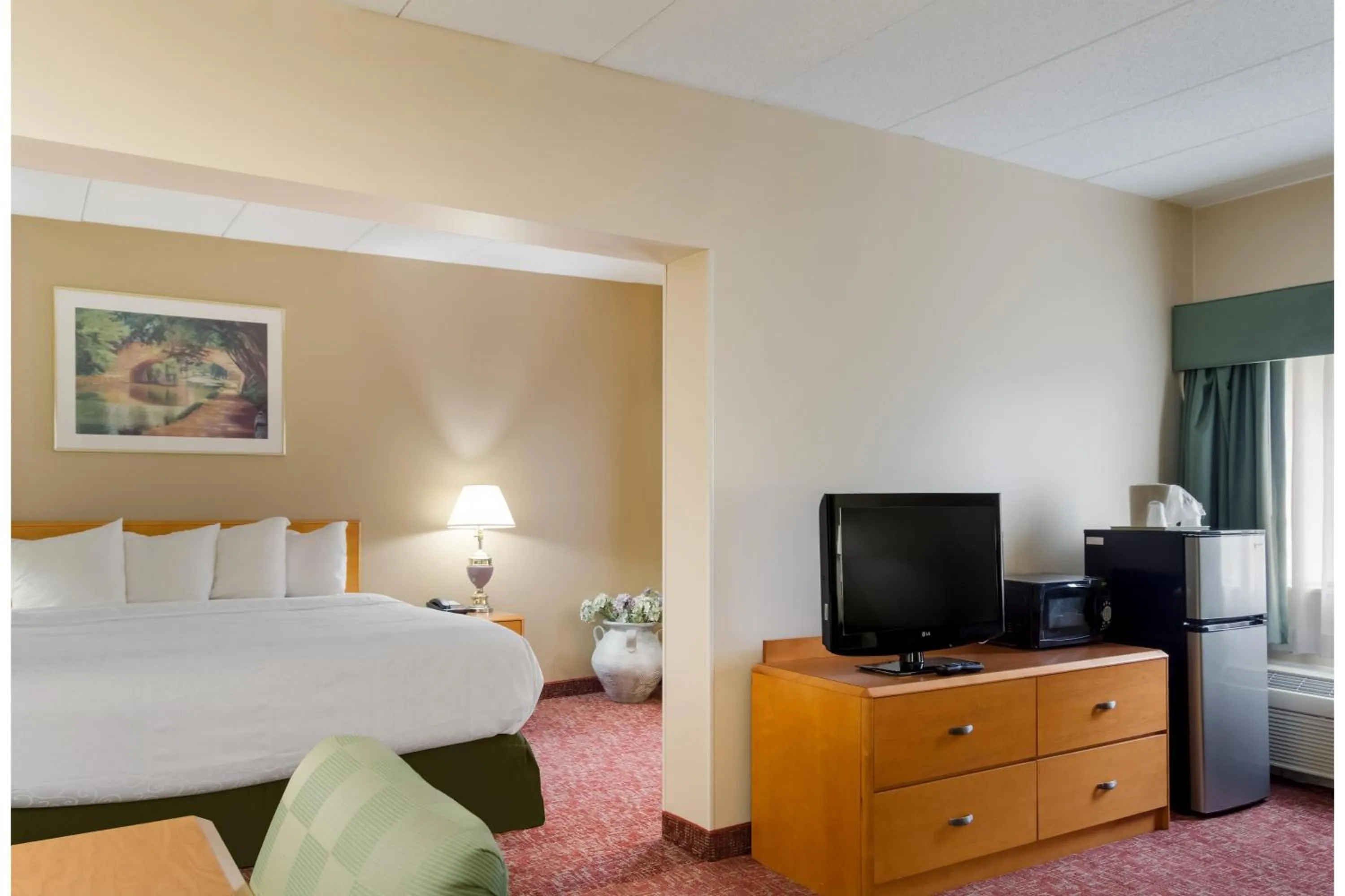 Bedroom, Bed in All Seasons Inn & Suites Smithfield Providence