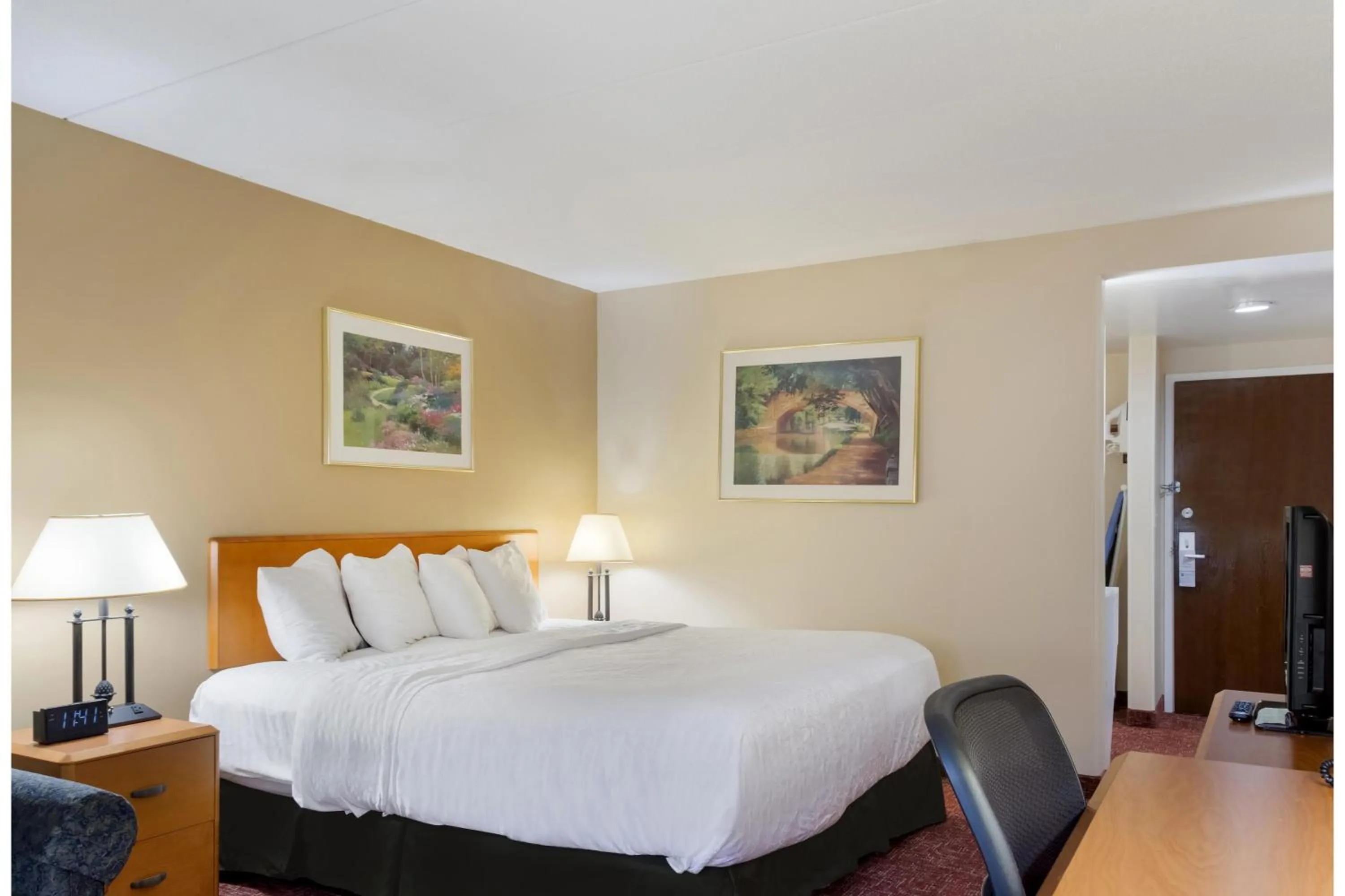 Bedroom, Bed in All Seasons Inn & Suites Smithfield Providence