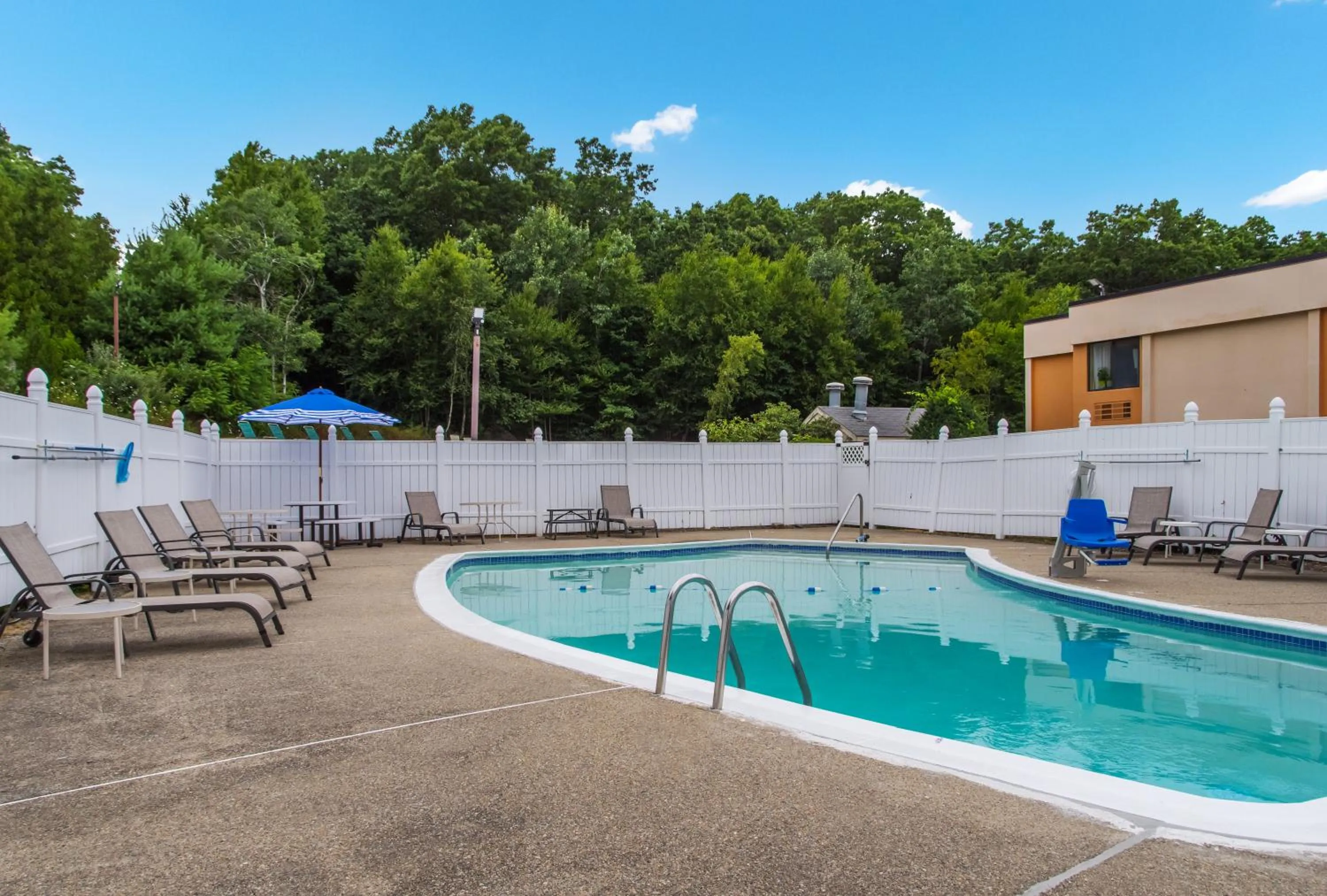 Swimming pool in All Seasons Inn & Suites Smithfield Providence