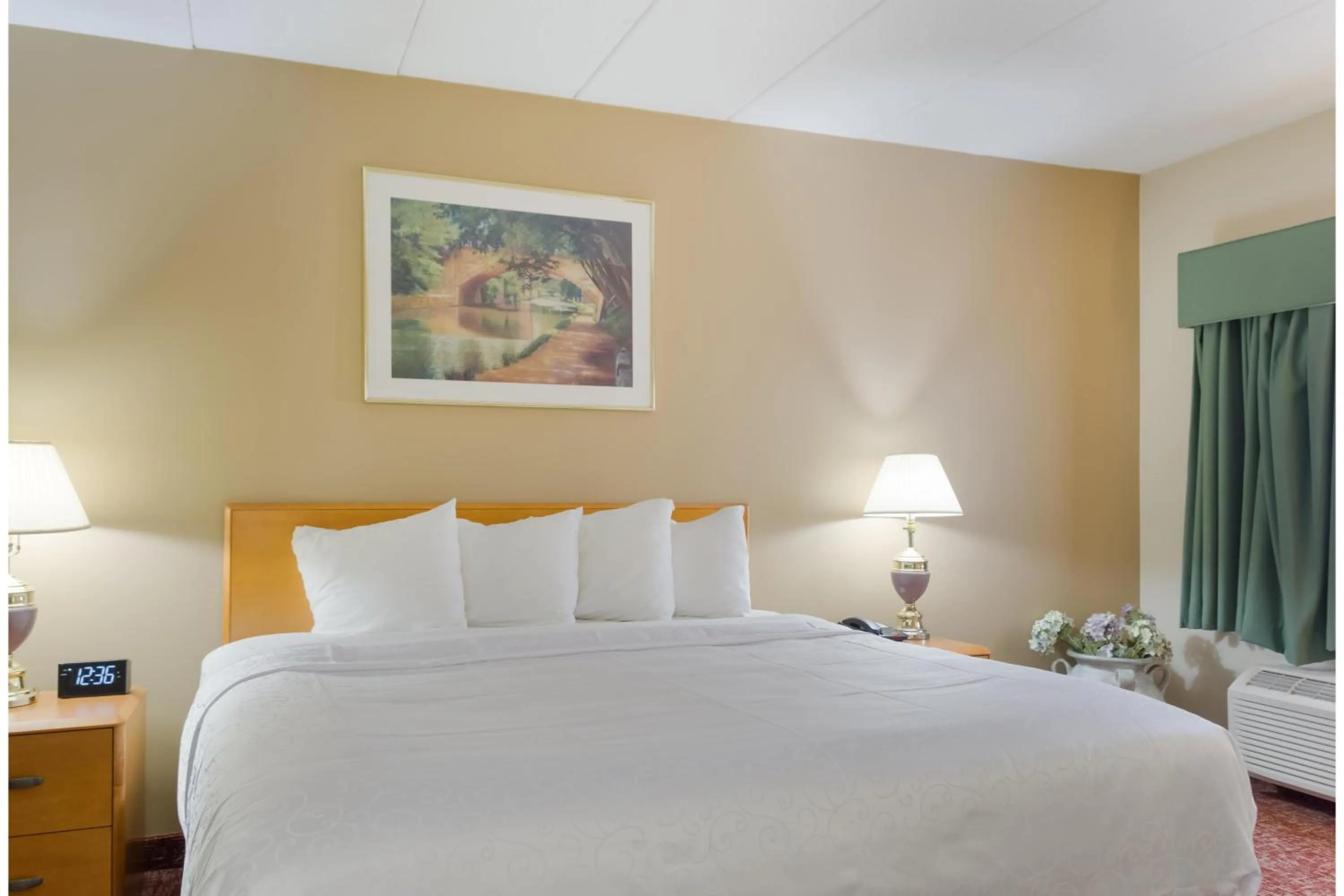 Bedroom, Bed in All Seasons Inn & Suites Smithfield Providence