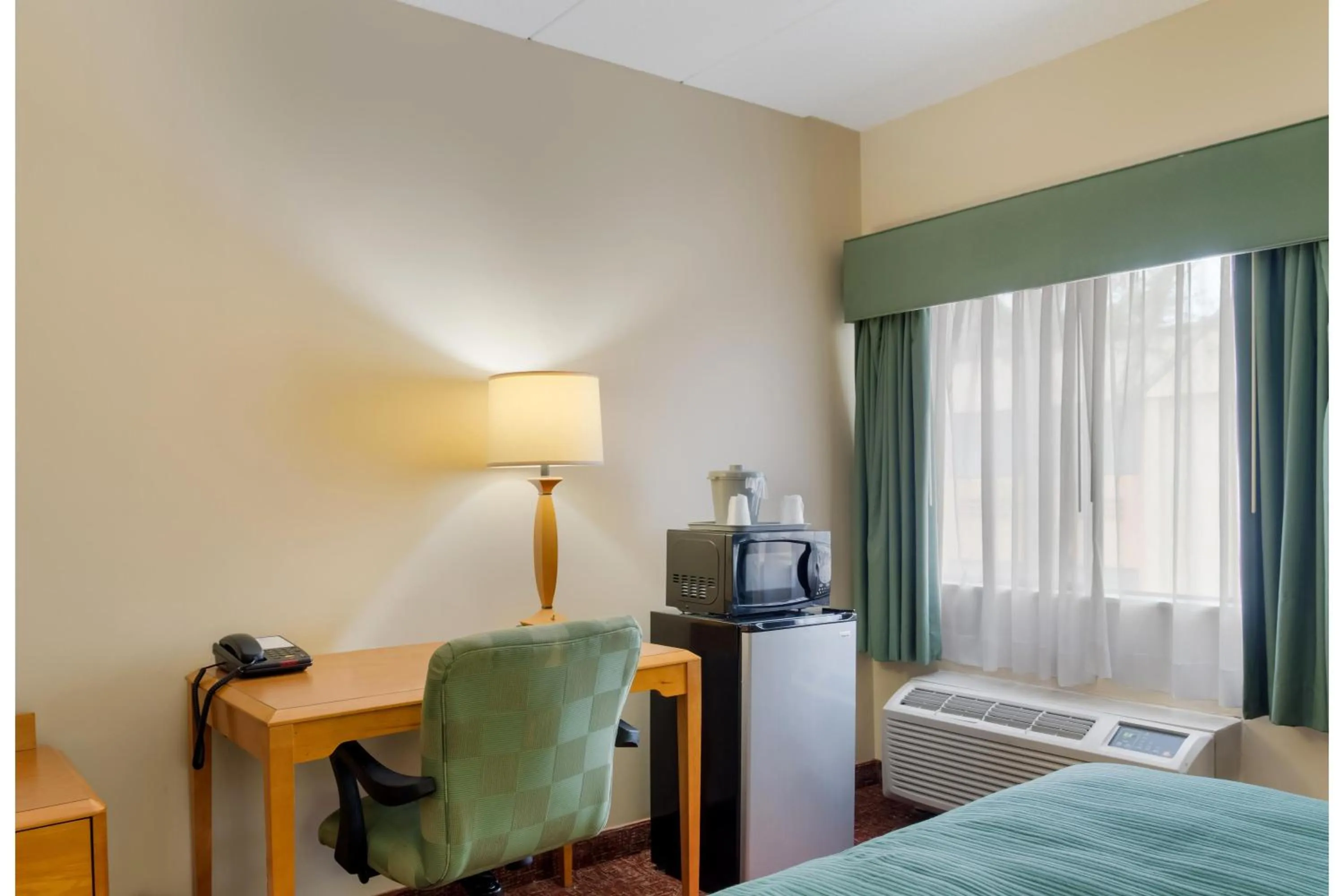 Bedroom, Bed in All Seasons Inn & Suites Smithfield Providence