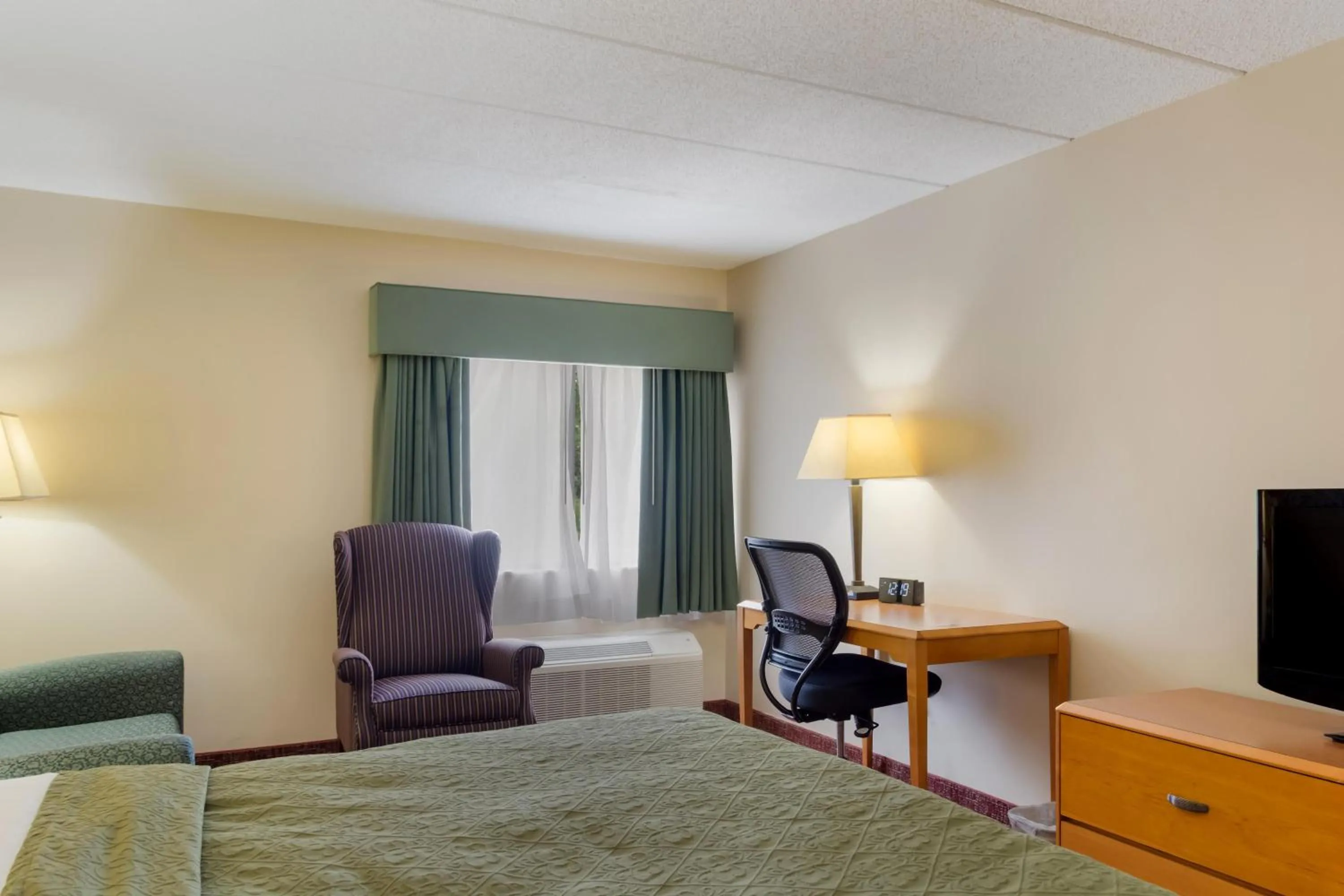 Bedroom, Bed in All Seasons Inn & Suites Smithfield Providence