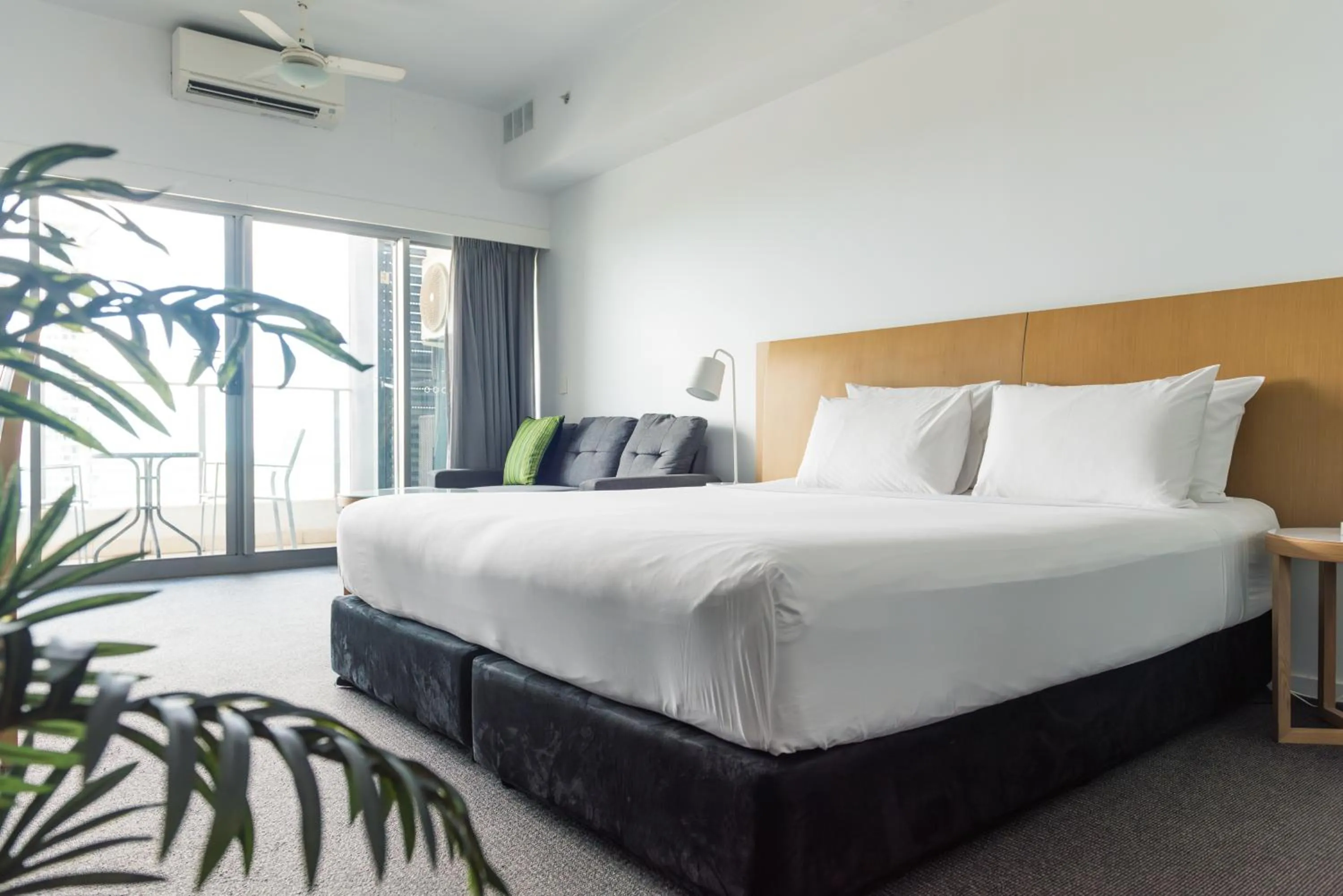 Bedroom, Bed in Darwin Harbour Suites