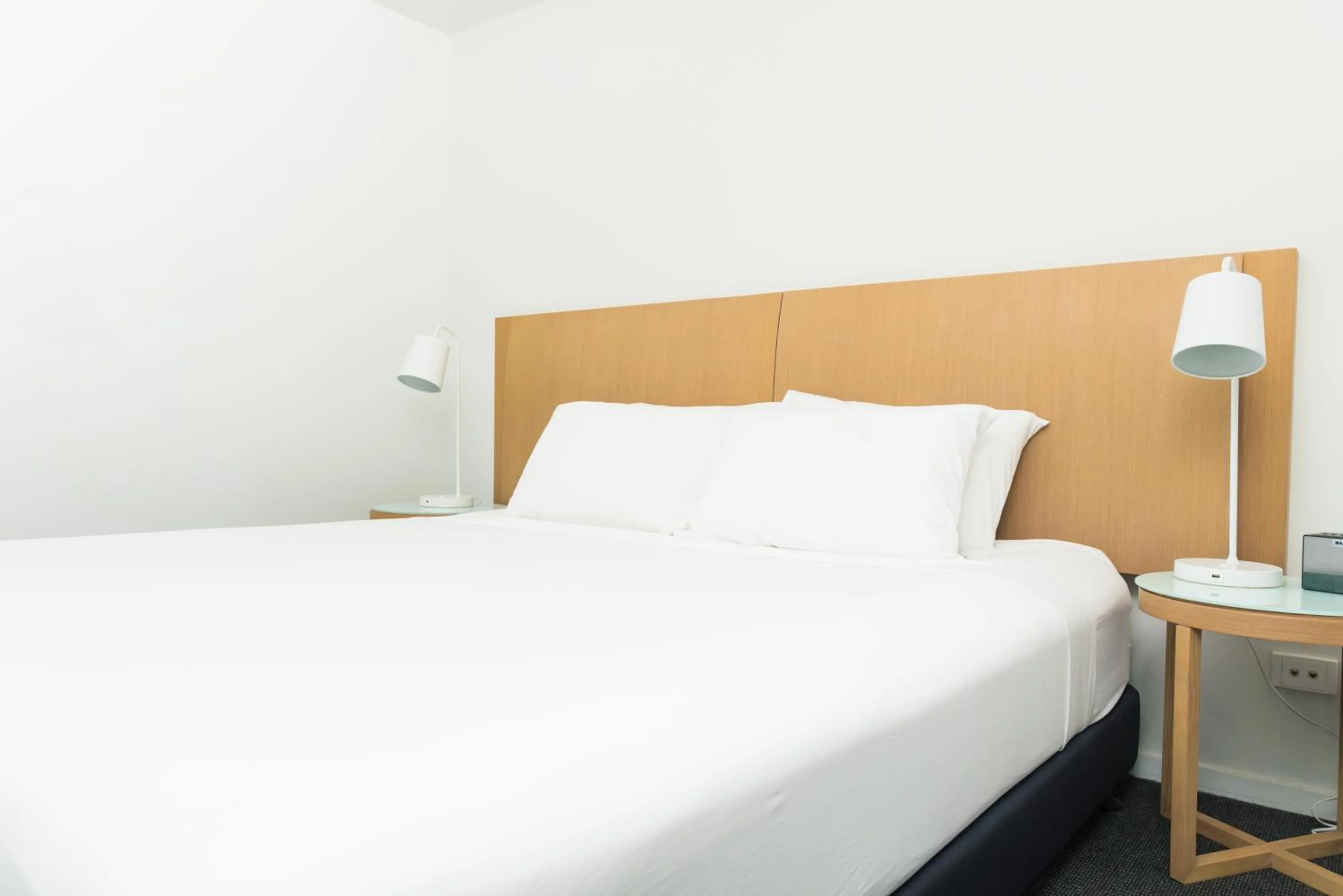 Bedroom, Bed in Darwin Harbour Suites