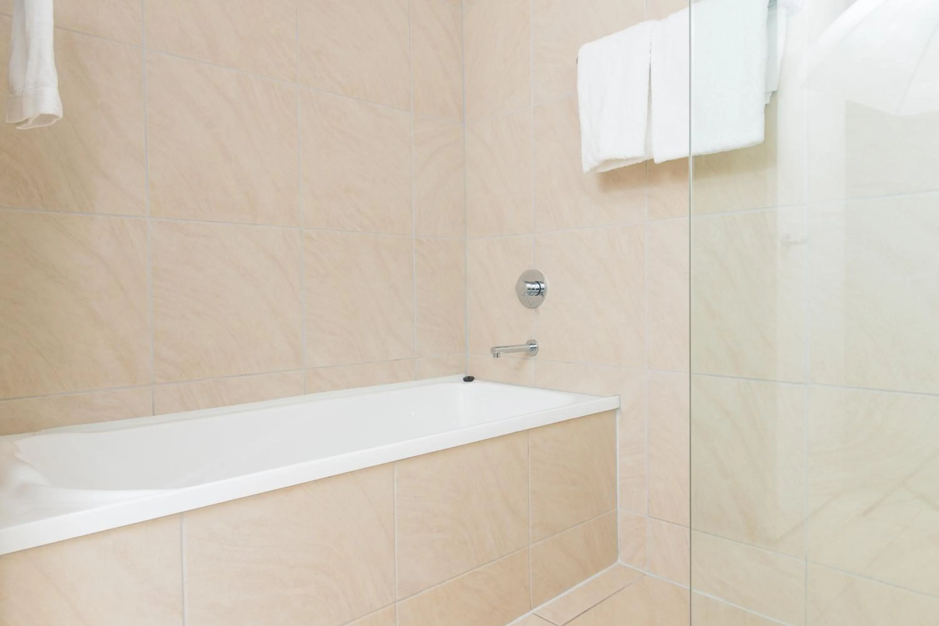 Bath in Darwin Harbour Suites