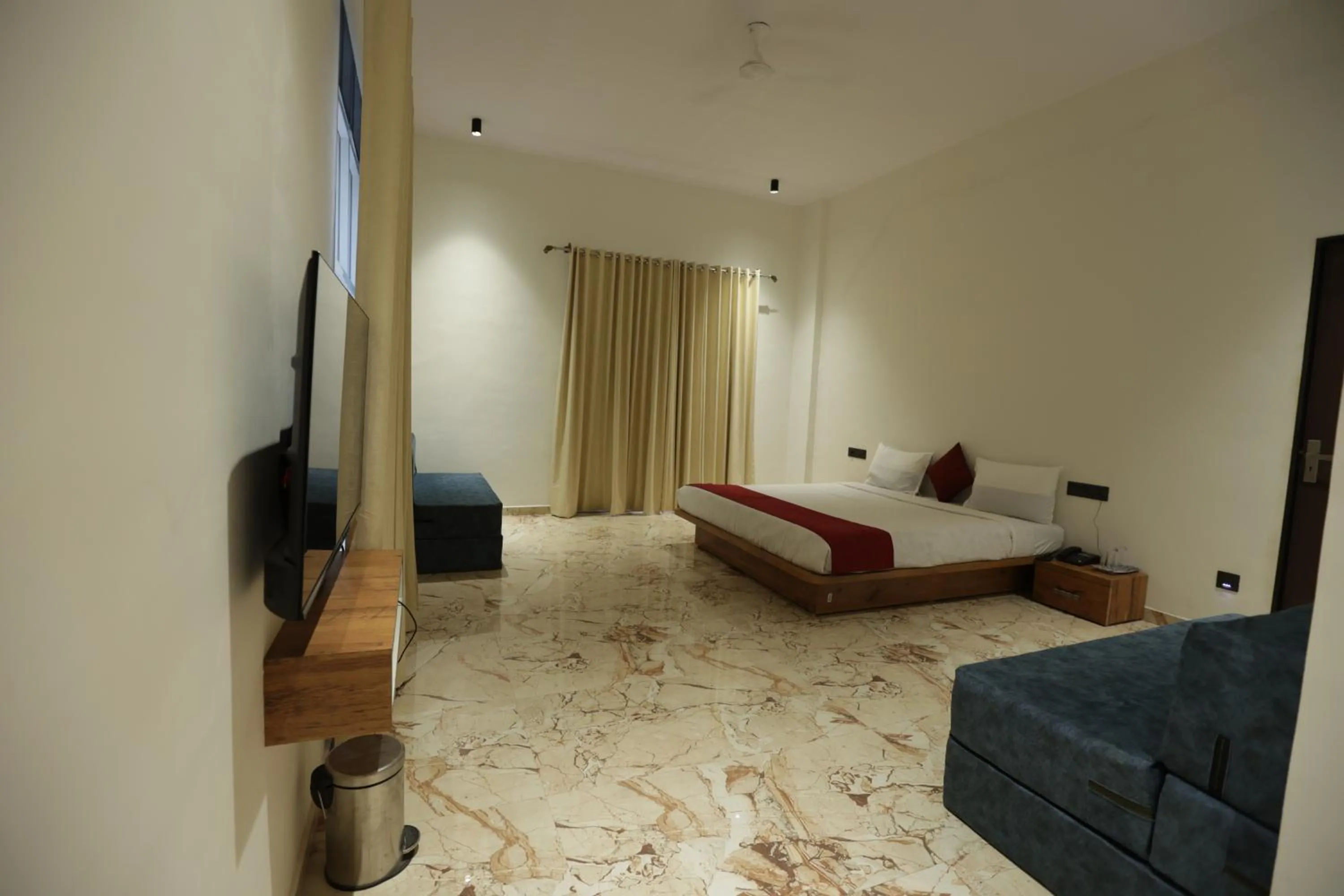 Photo of the whole room, Bed in The Heritage Conventions