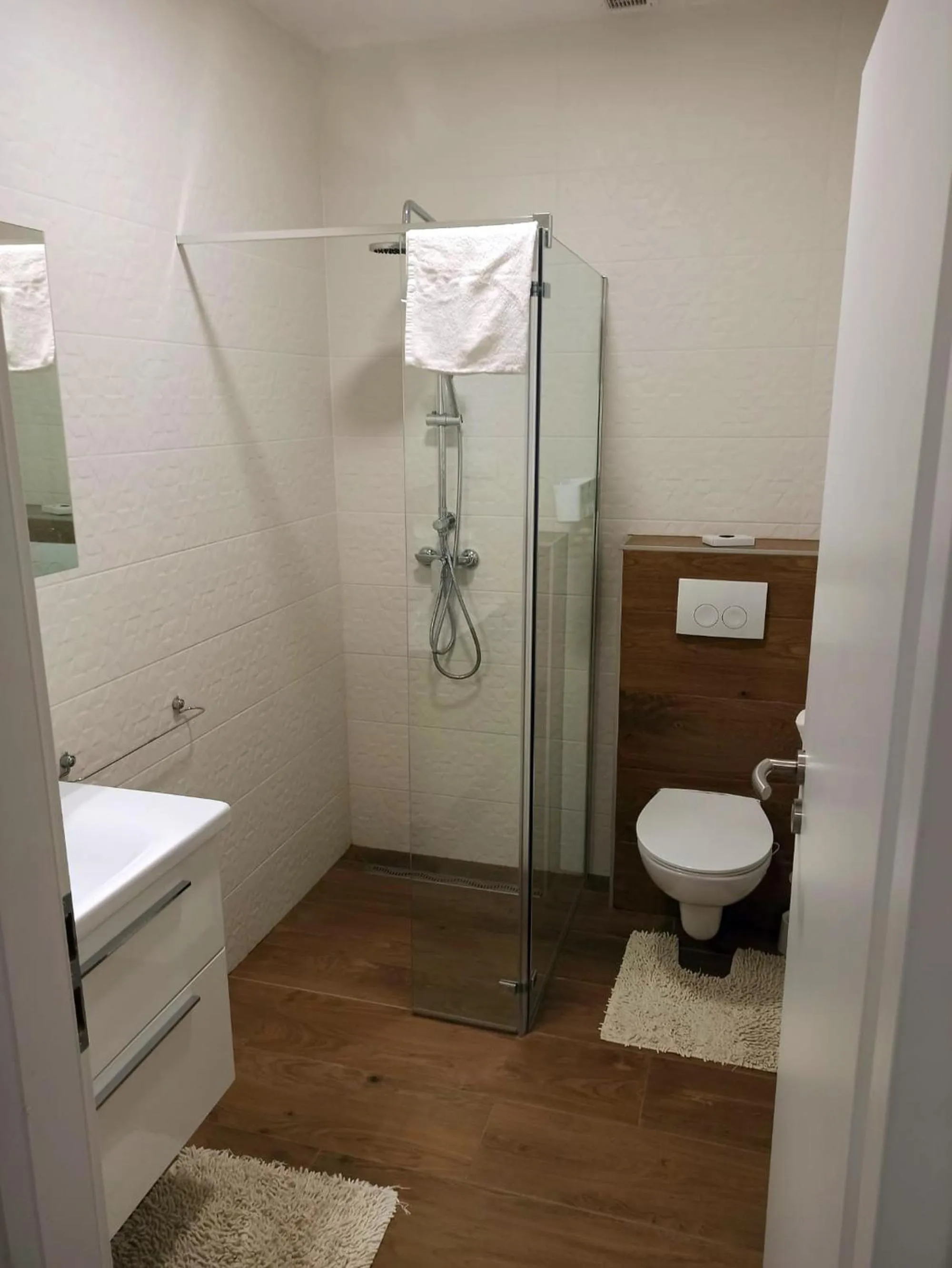 Shower in Apartmani Leptir