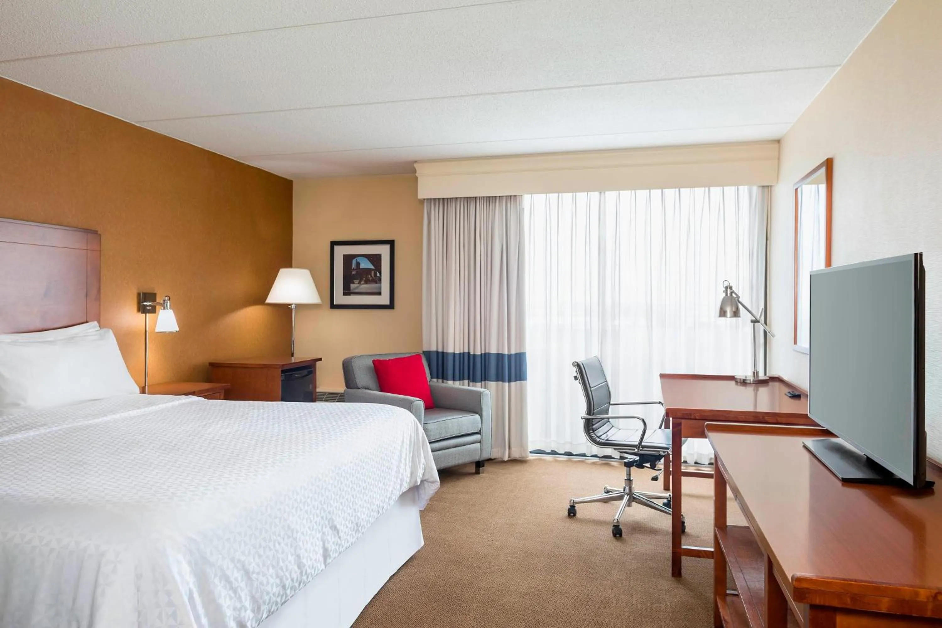 Photo of the whole room, Bed in Four Points by Sheraton Chicago O'Hare