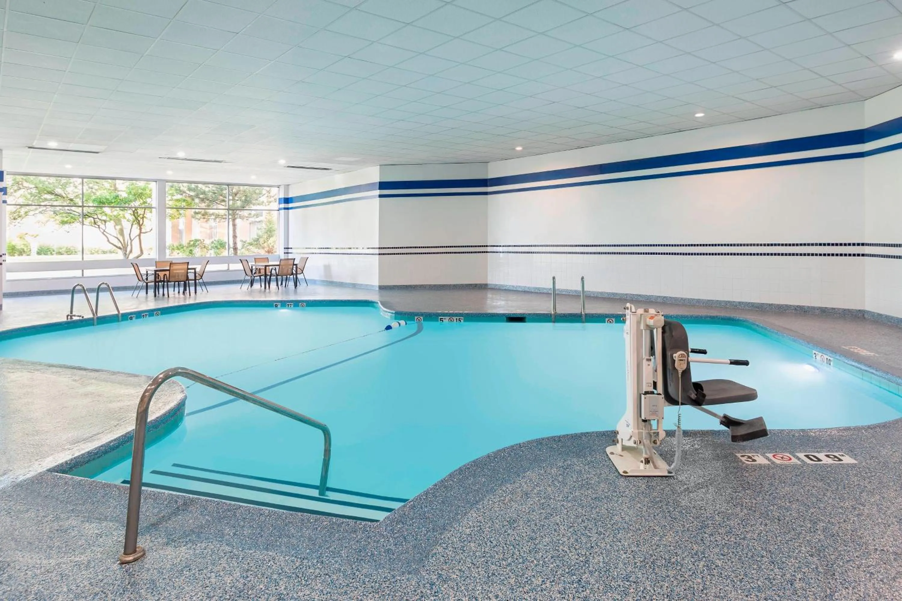 Swimming pool in Four Points by Sheraton Chicago O'Hare
