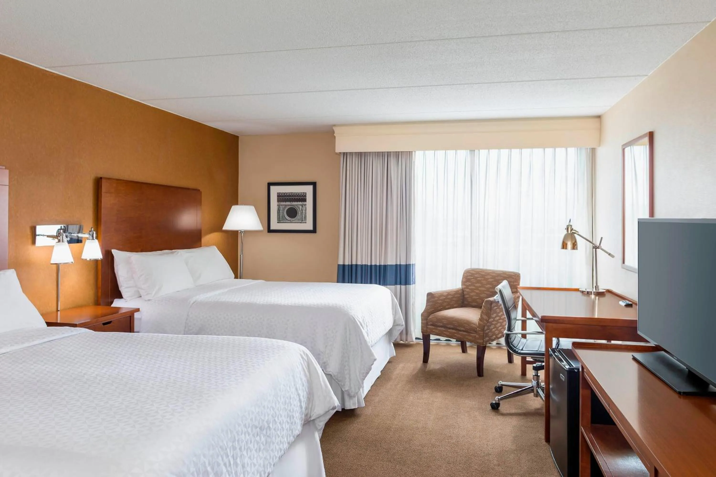 Photo of the whole room, Bed in Four Points by Sheraton Chicago O'Hare