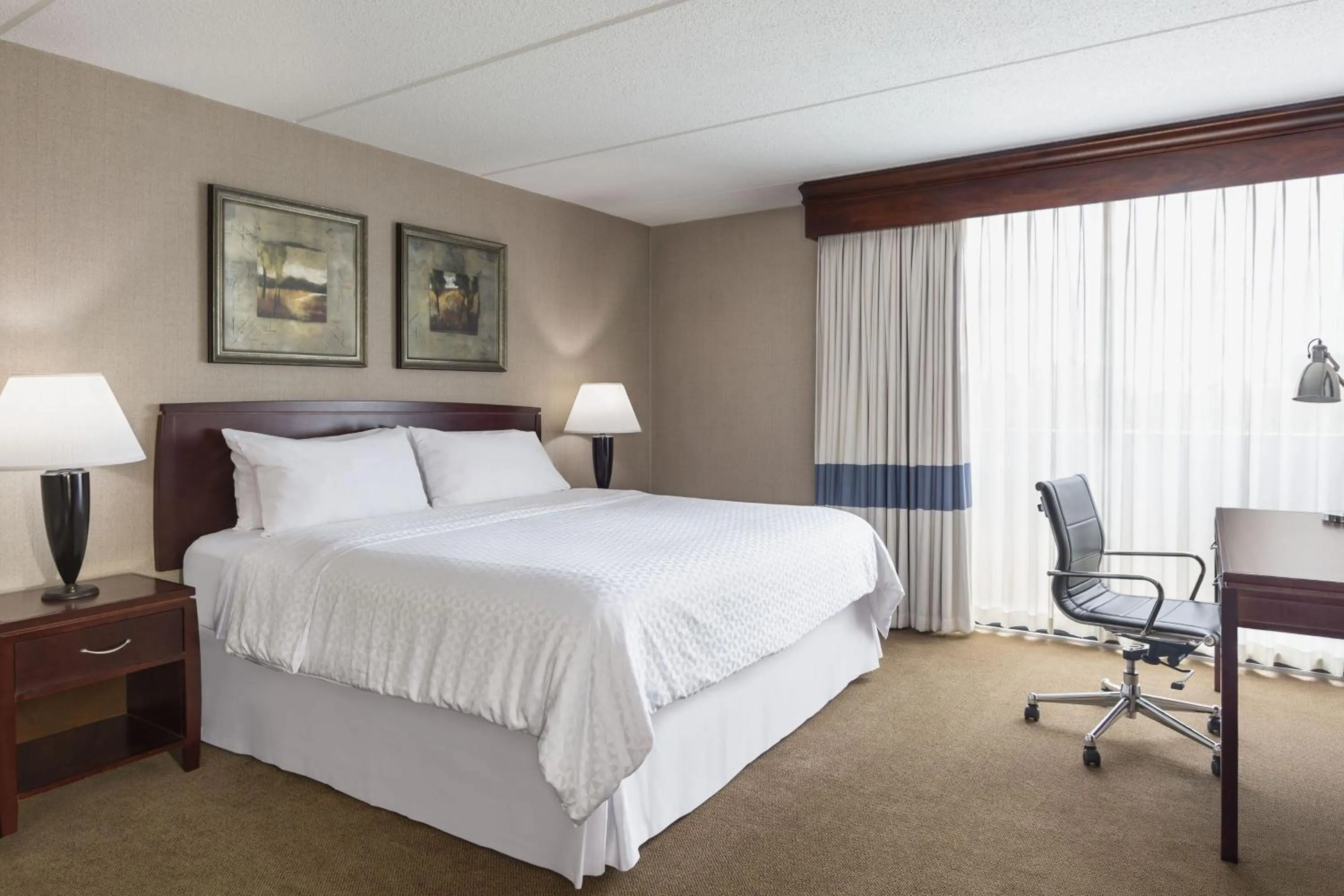 Photo of the whole room, Bed in Four Points by Sheraton Chicago O'Hare