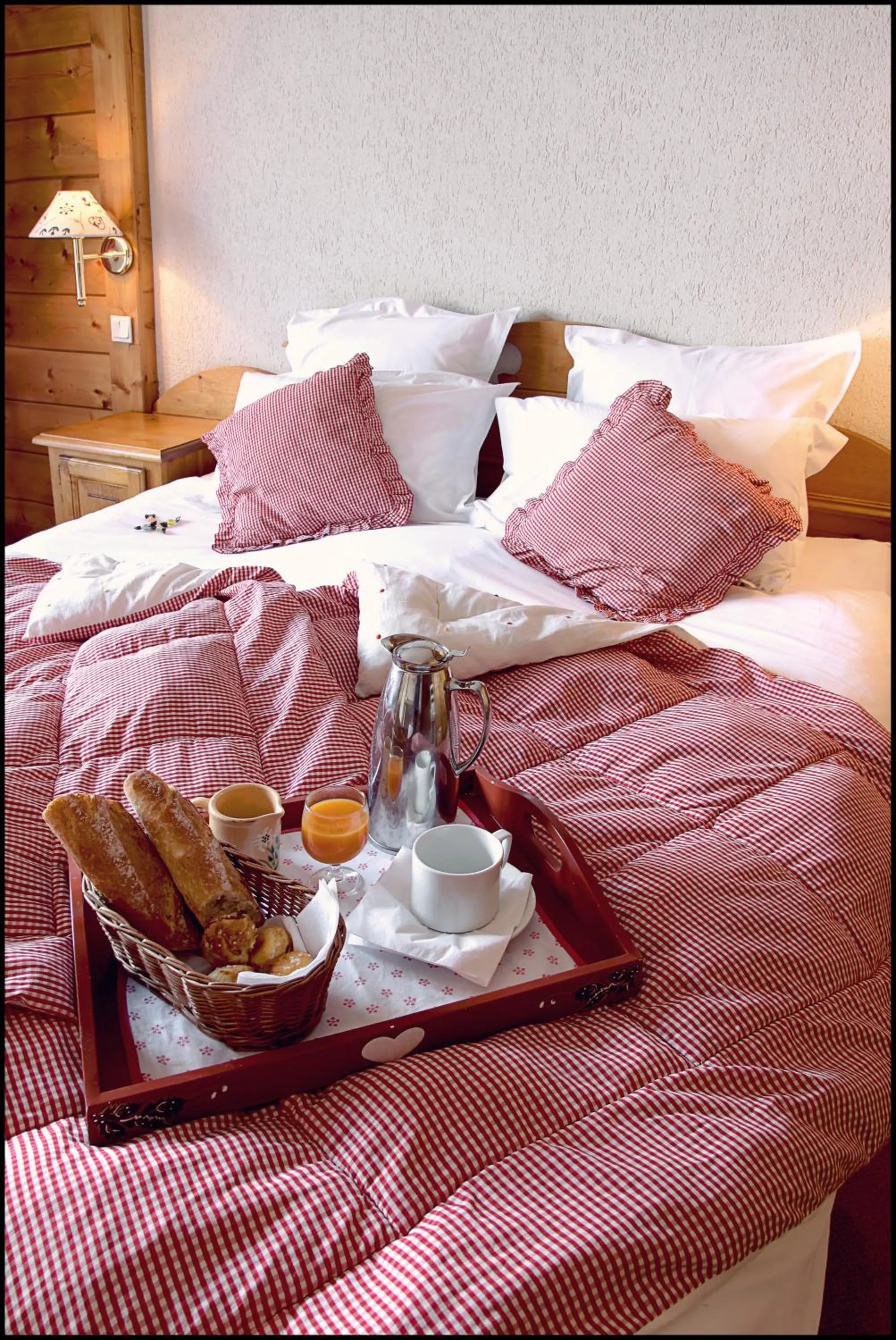 Decorative detail, Bed in Chalet-Hôtel La Marmotte, La Tapiaz & SPA, The Originals Relais