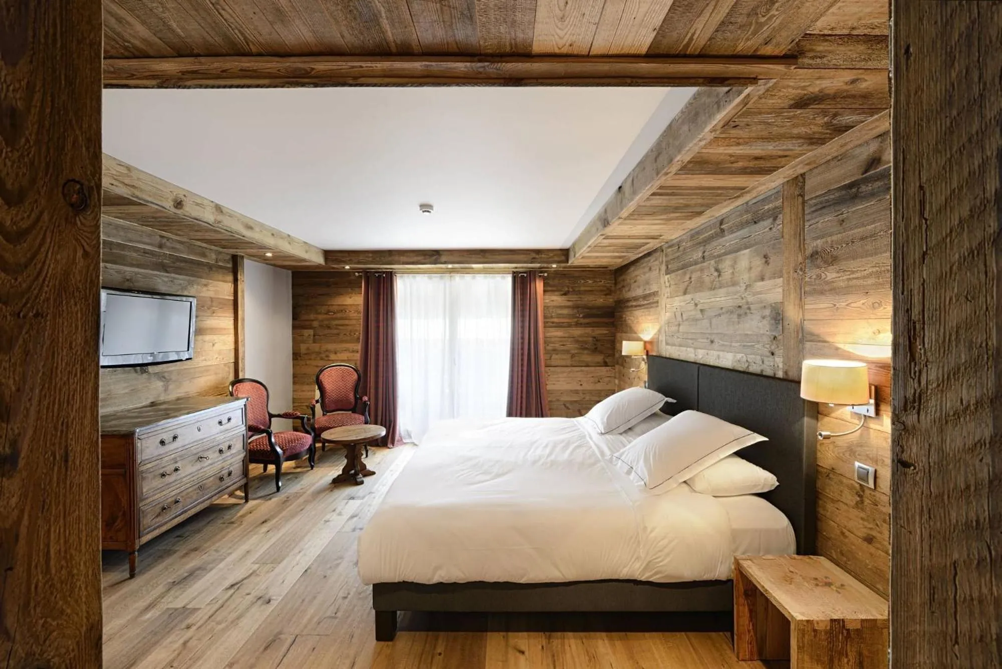 Photo of the whole room, Bed in Chalet-Hôtel La Marmotte, La Tapiaz & SPA, The Originals Relais