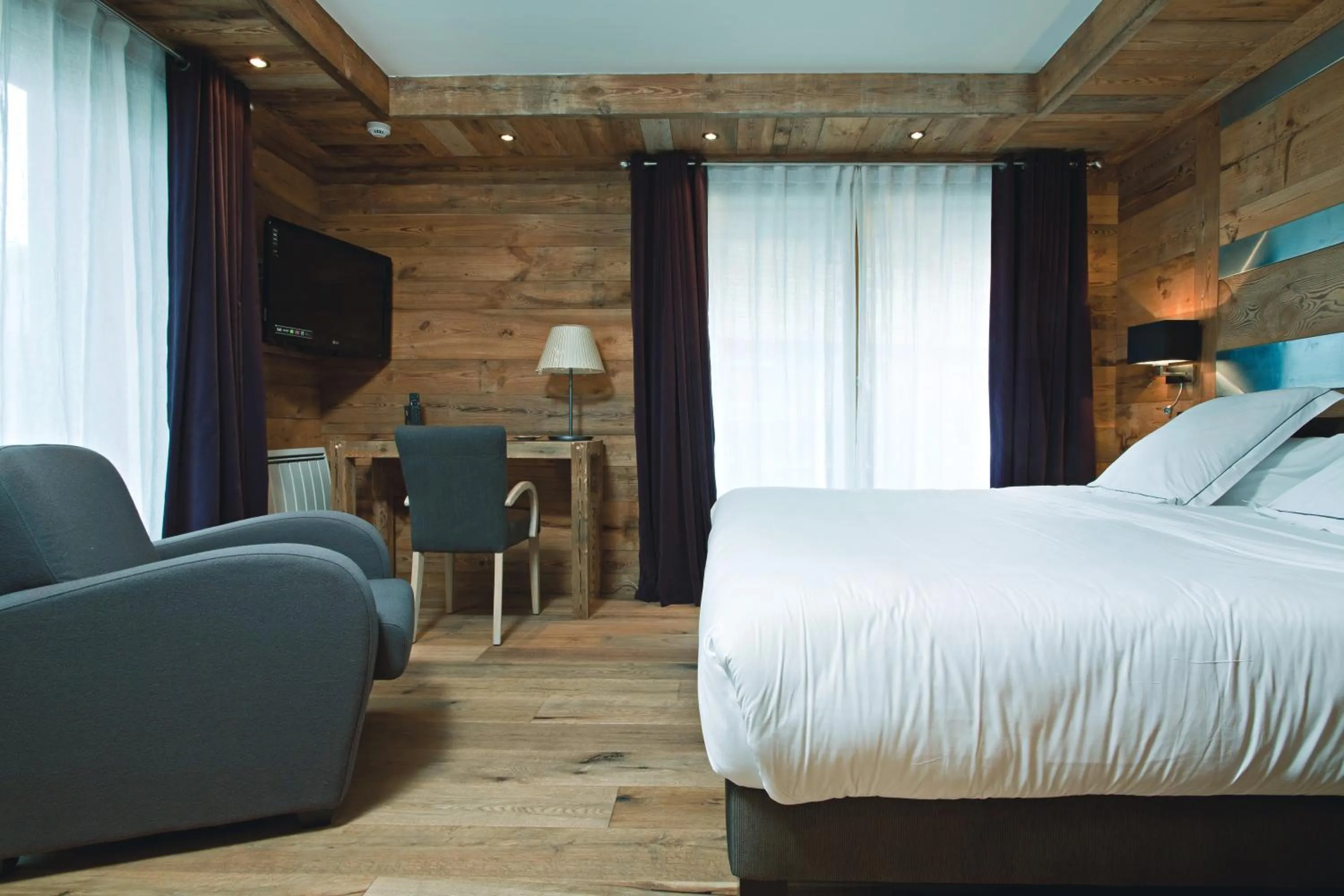 Photo of the whole room, Bed in Chalet-Hôtel La Marmotte, La Tapiaz & SPA, The Originals Relais