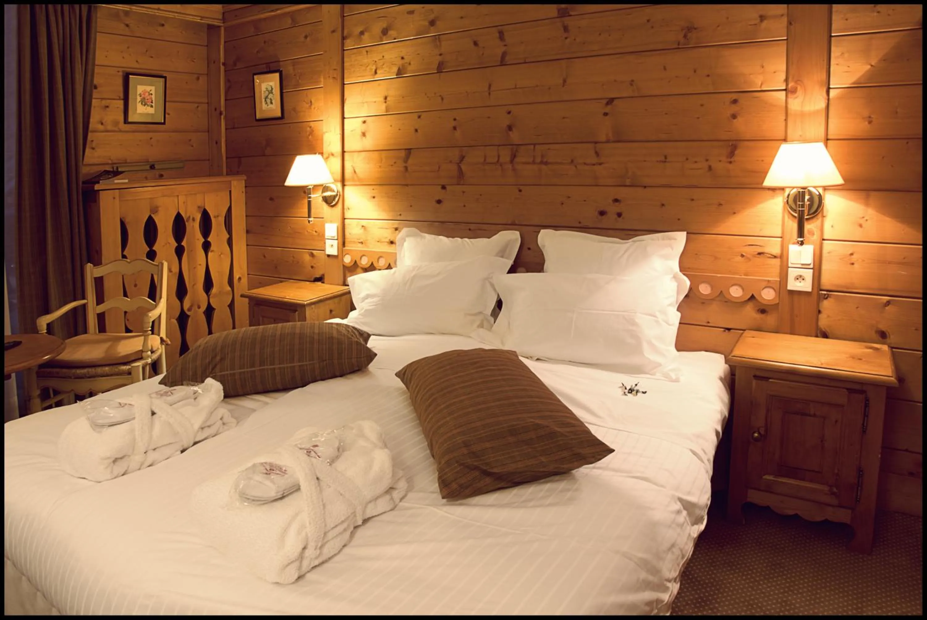Photo of the whole room, Bed in Chalet-Hôtel La Marmotte, La Tapiaz & SPA, The Originals Relais