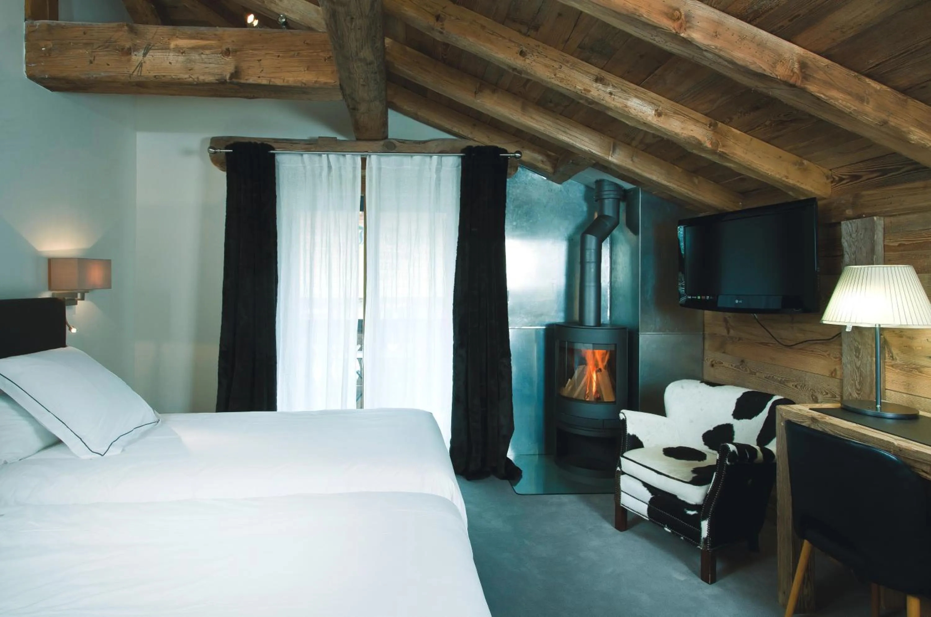 Photo of the whole room, Bed in Chalet-Hôtel La Marmotte, La Tapiaz & SPA, The Originals Relais