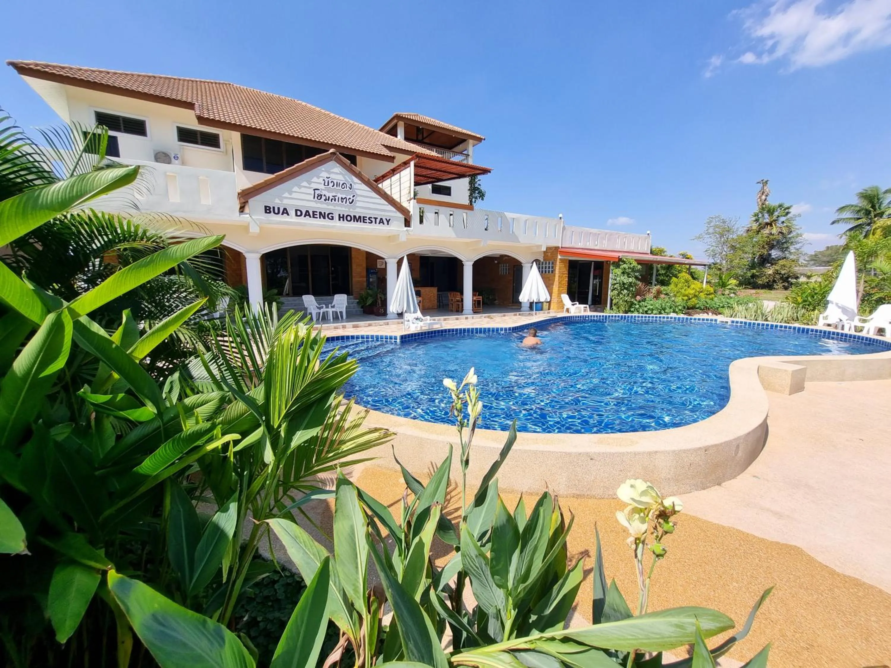 Swimming pool in Bua Daeng Homestay Resort